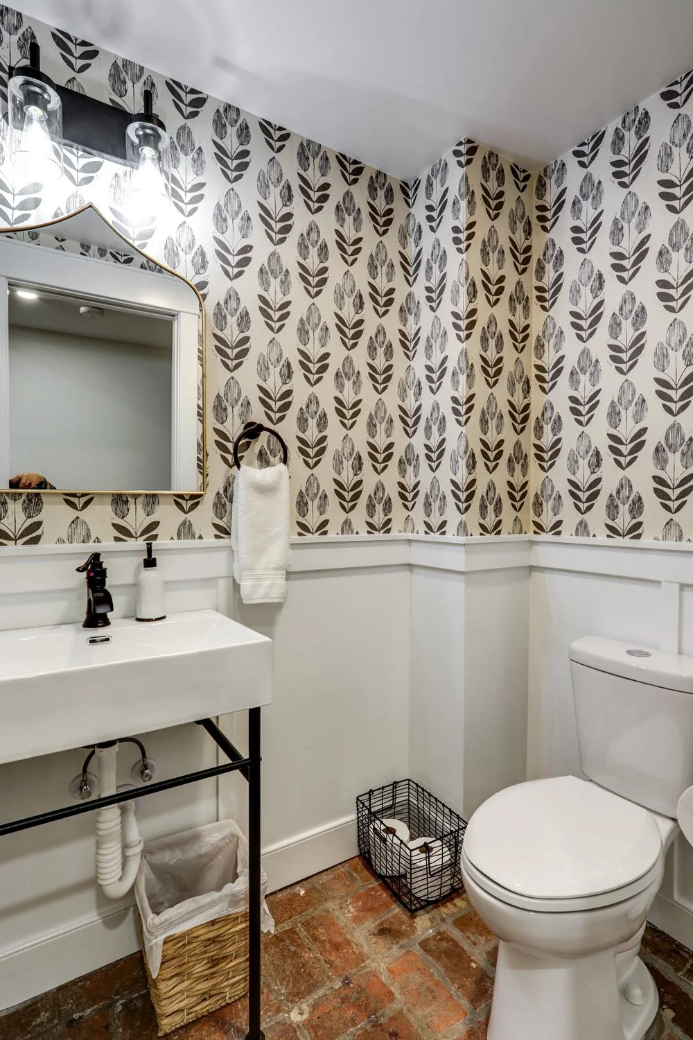 Powder room on first floor beside the kitchen. 