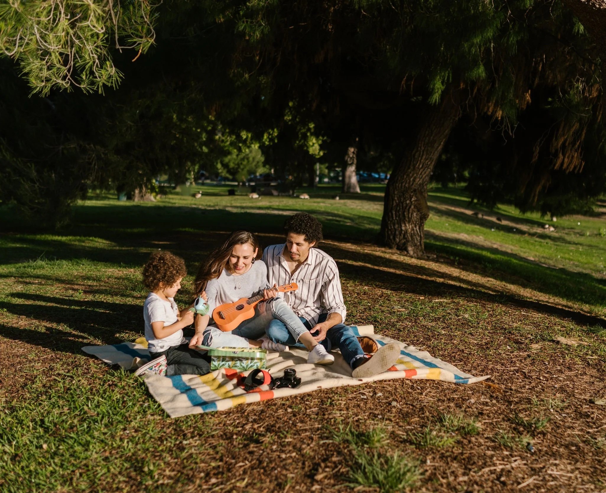 parents and child enjoying a peaceful picnic in a park