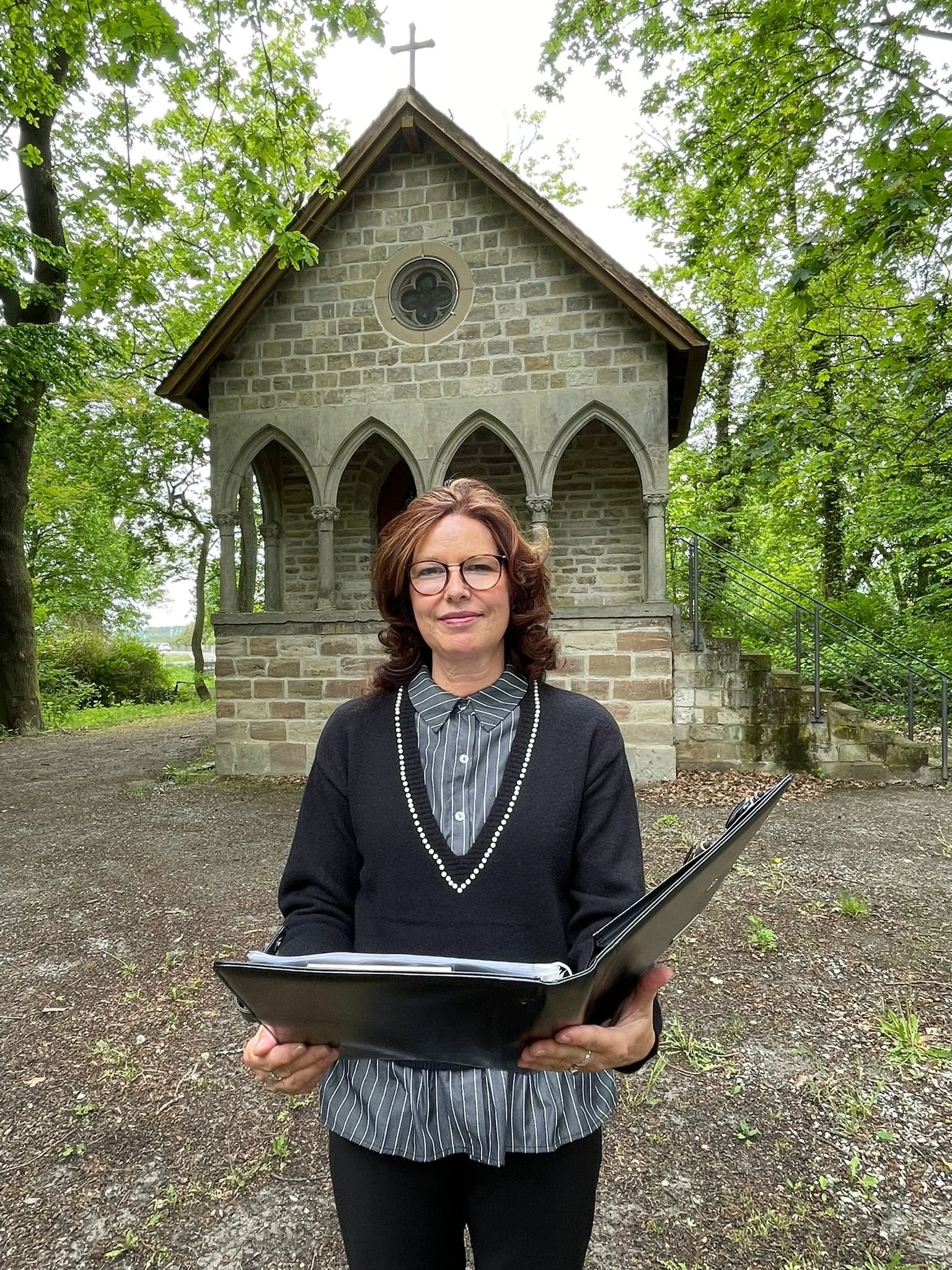 Trauerrednerin Britta Wagner vor einer Kapelle