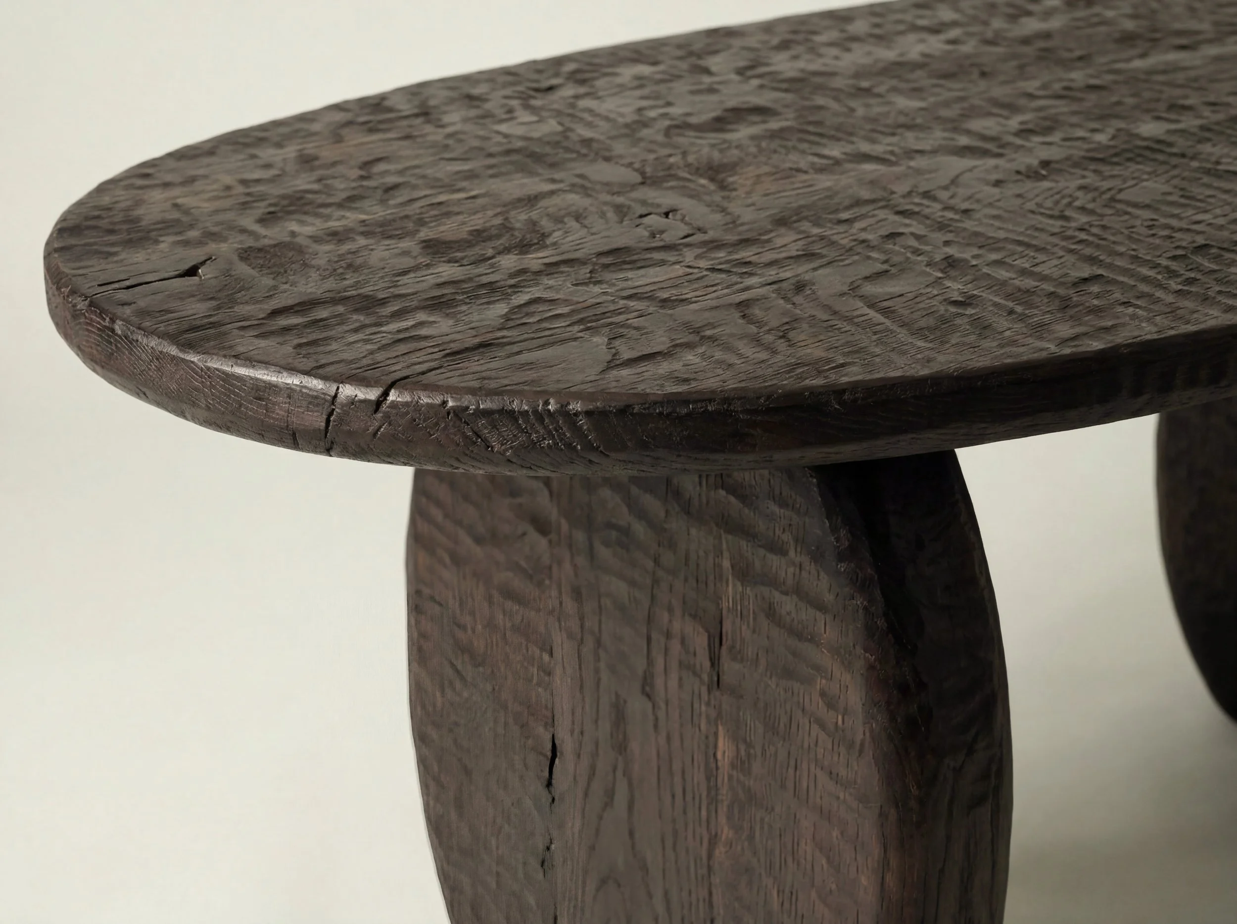 Close-up van een oud houten tafelpunt met zichtbaar houtnerf en scheuren.