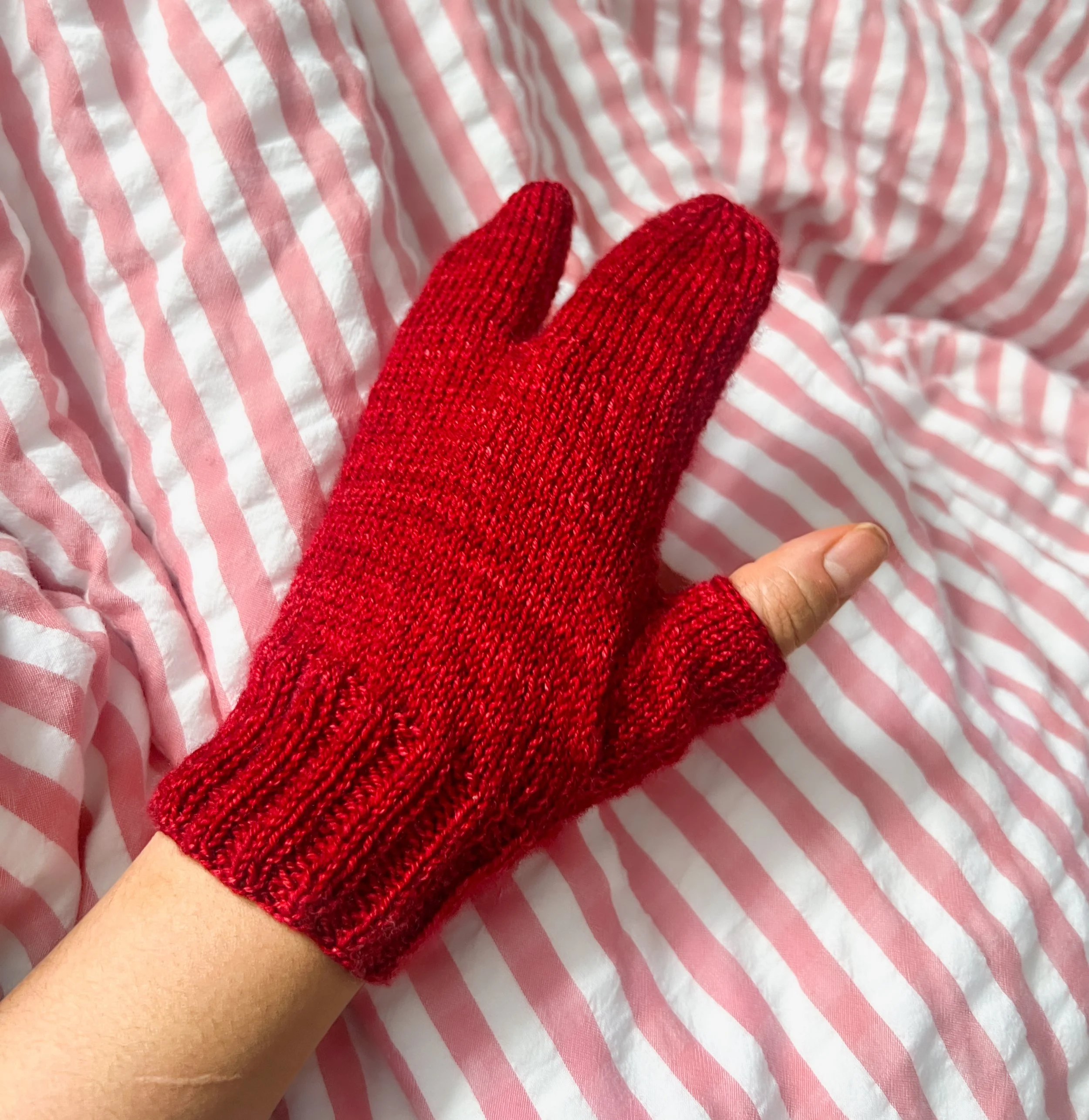 hand-knit split mitten 
