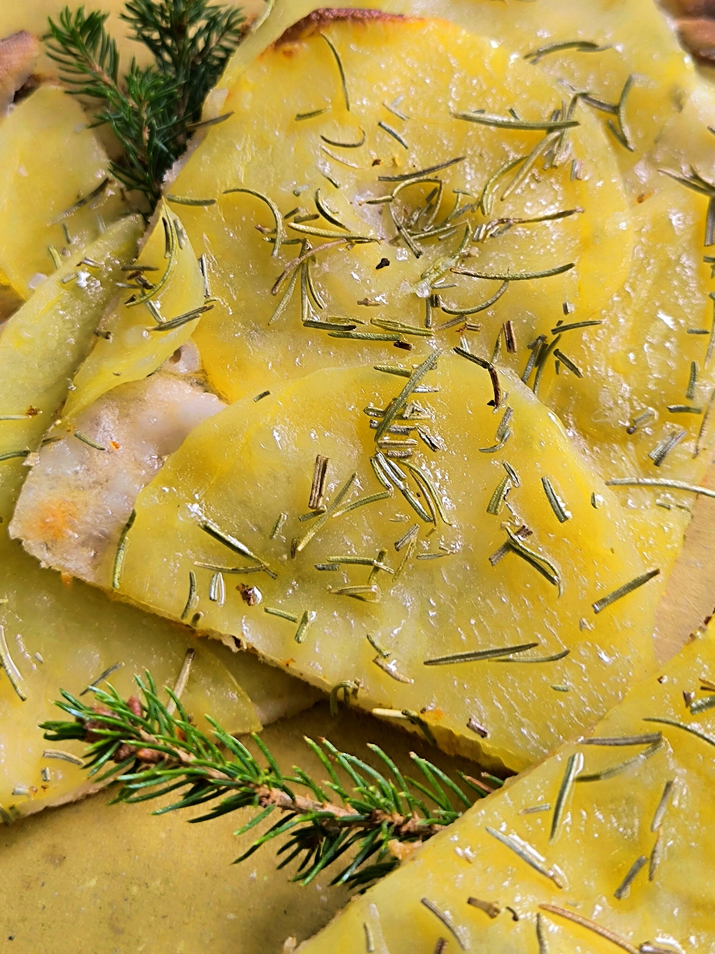 Fette di patate con rosmarino e pepe nero