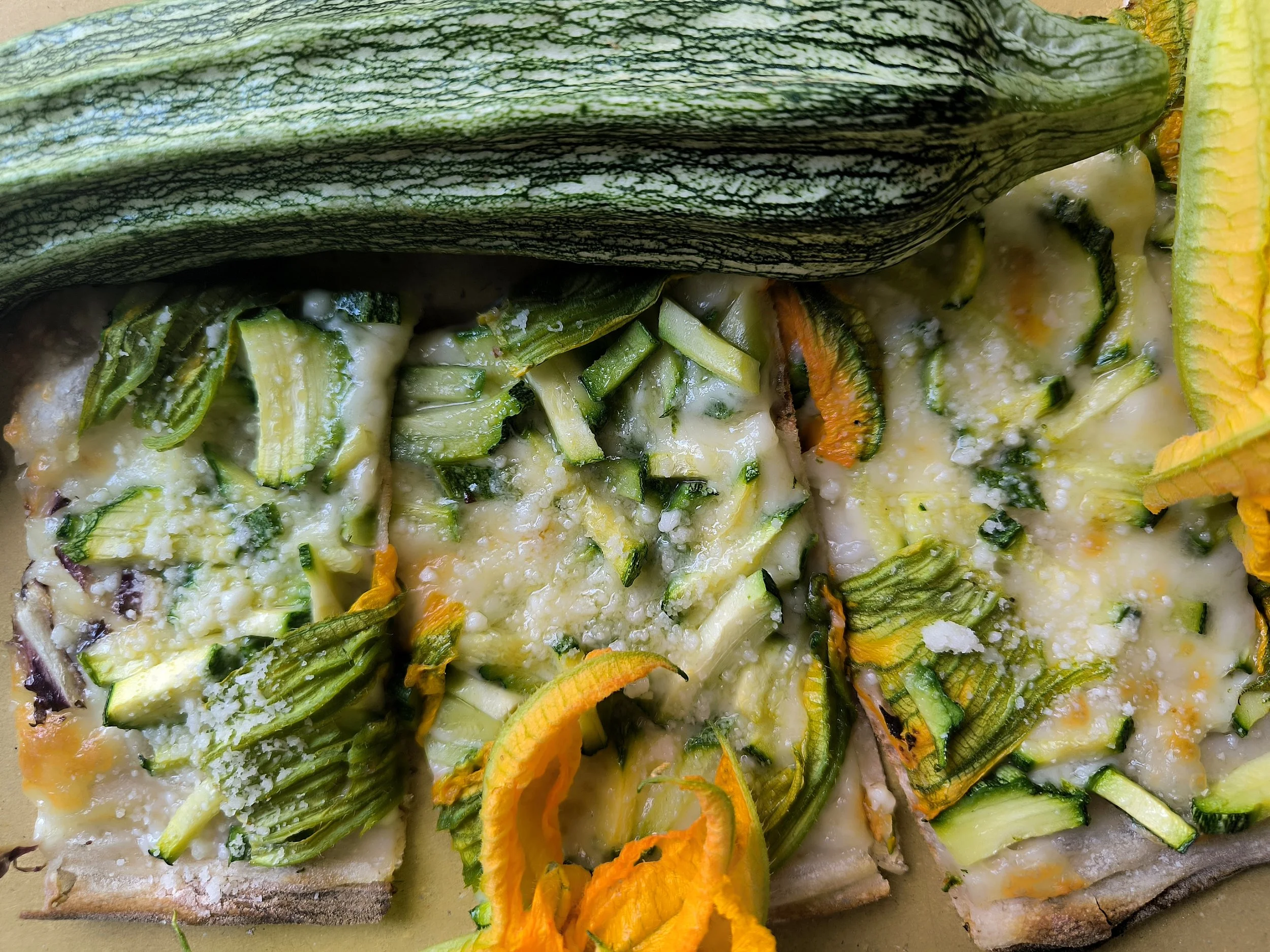 Pizza bianca con zucchine grigliate, carote, e crema