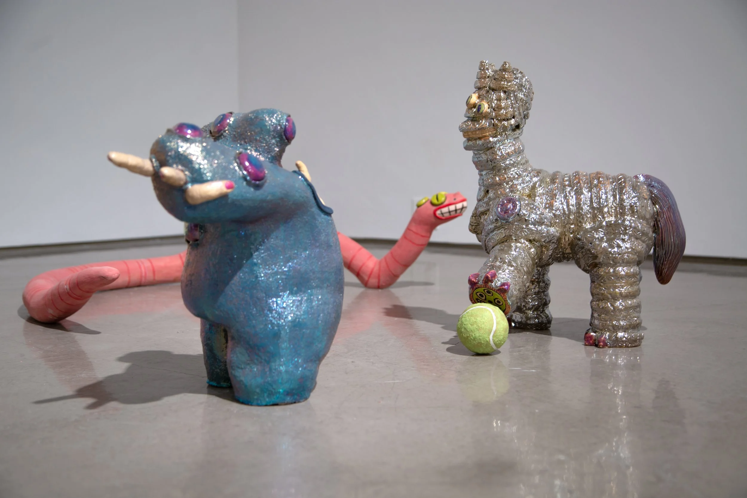 Playing football (Installation view) I Ceramic, Underglaze, In-glaze lustre I Snake/worm: 96 x 7 x 7 cm, Silver creature: 48 x 38 x 38 cm, Blue creature: 35 x 40 x 25 cm I 2021-2023