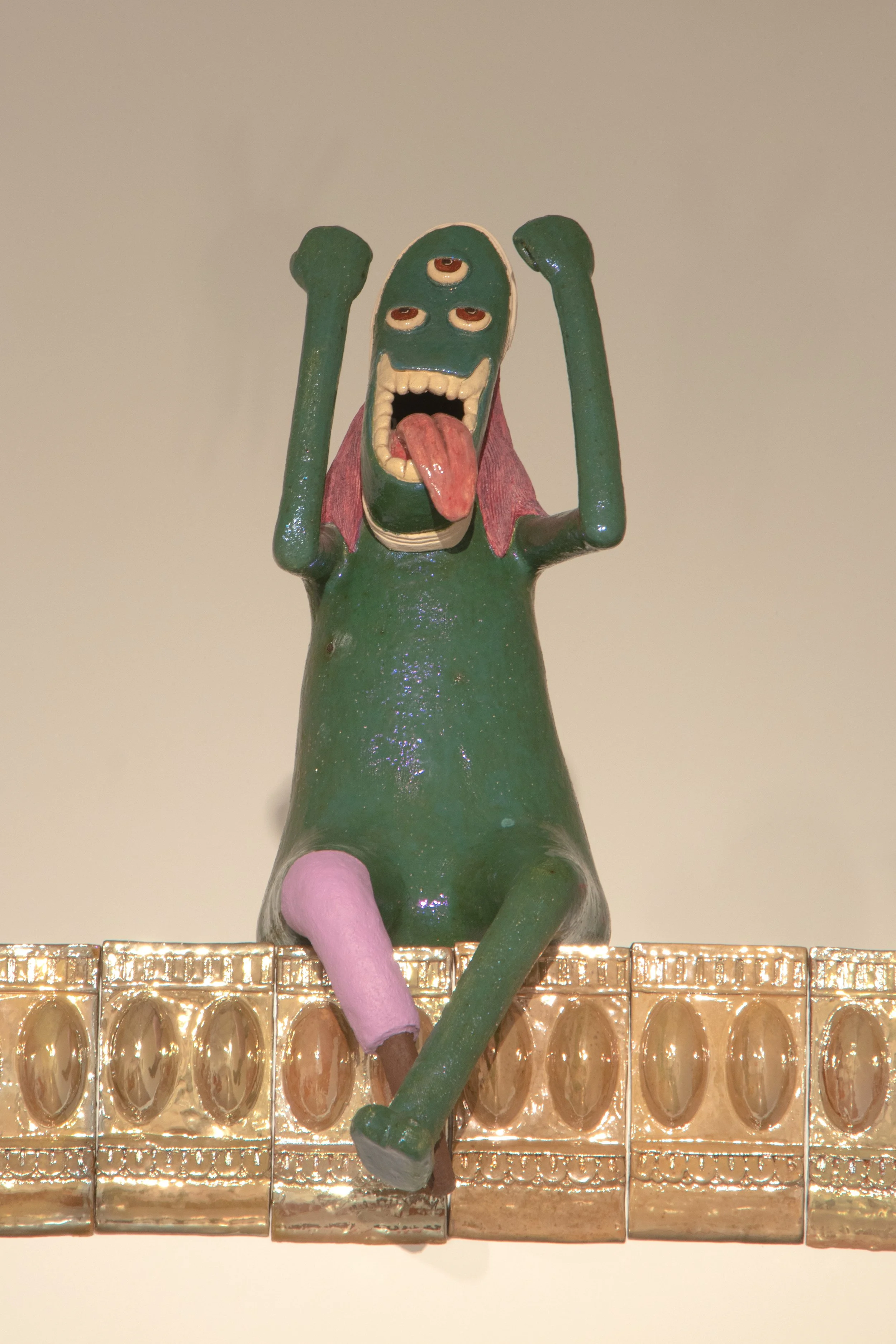 Rebel Jutta I Ceramic, Underglaze, In-glaze lustre, paper mache I 81 x 28 x 48 cm I 2022