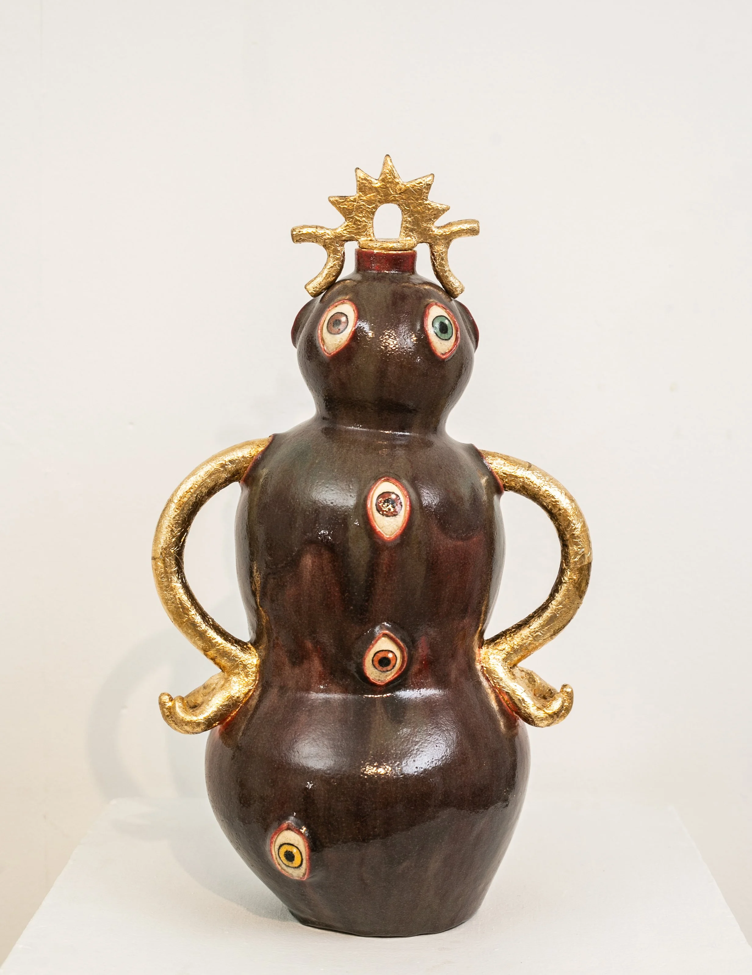Crowned Head I Ceramic, Underglaze and Gold leaf I 60 x 33 x 33 cm I 2020