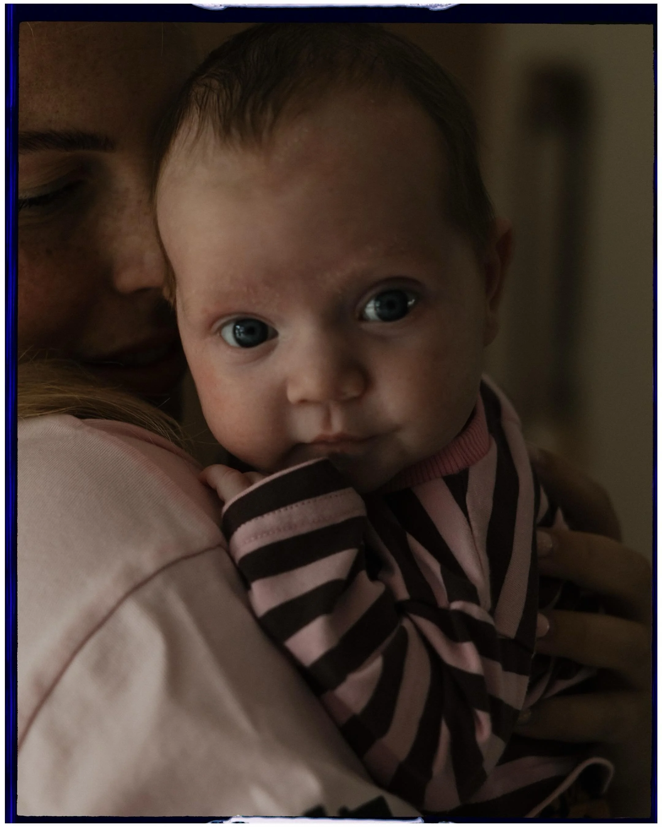 Lieve kleine Kae 🥹💭 

Dit wil je toch voor altijd vastleggen? Die kleine handjes, voetjes&hellip; want die eerste weken zijn zo voorbij 🦢