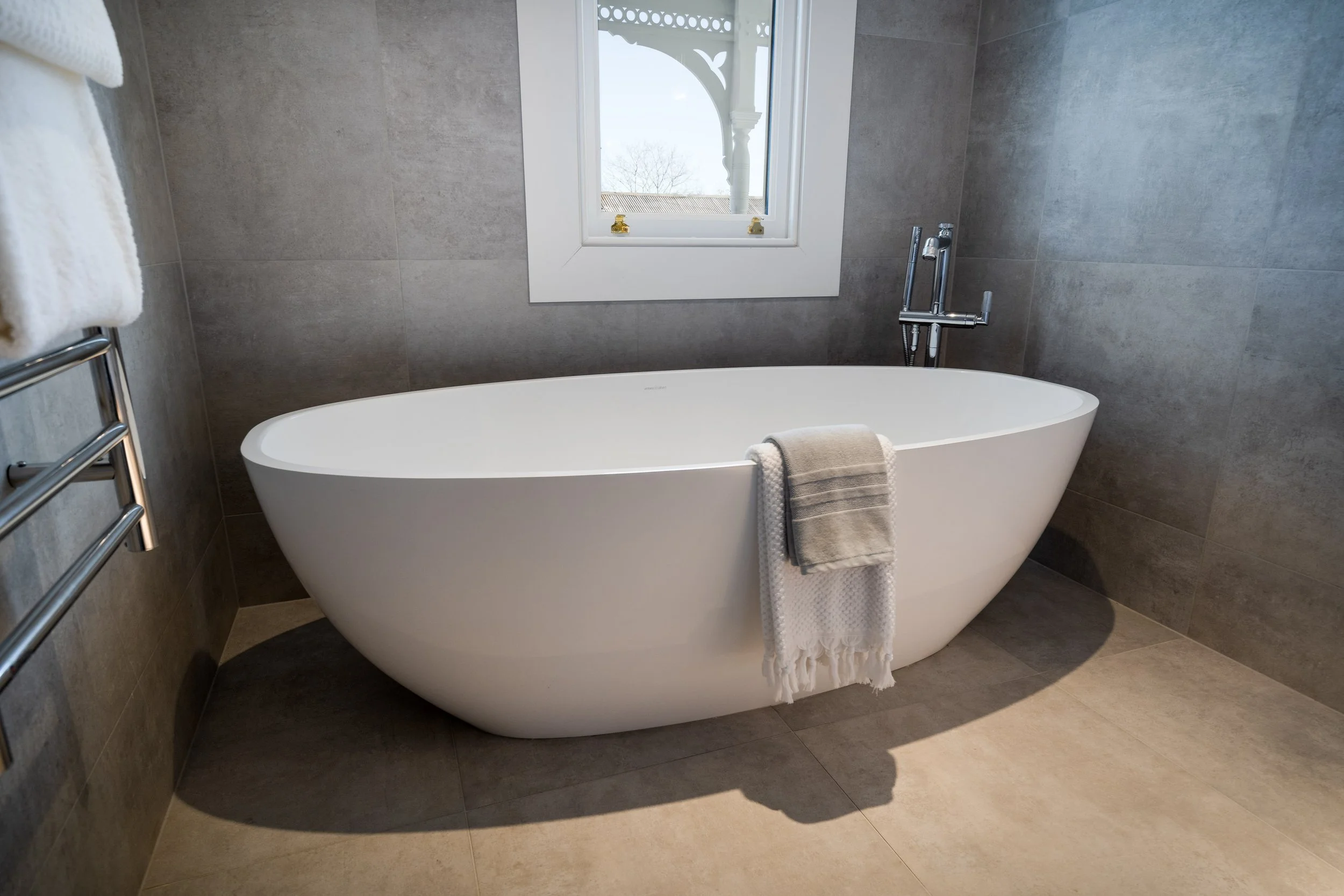 Soaking tub