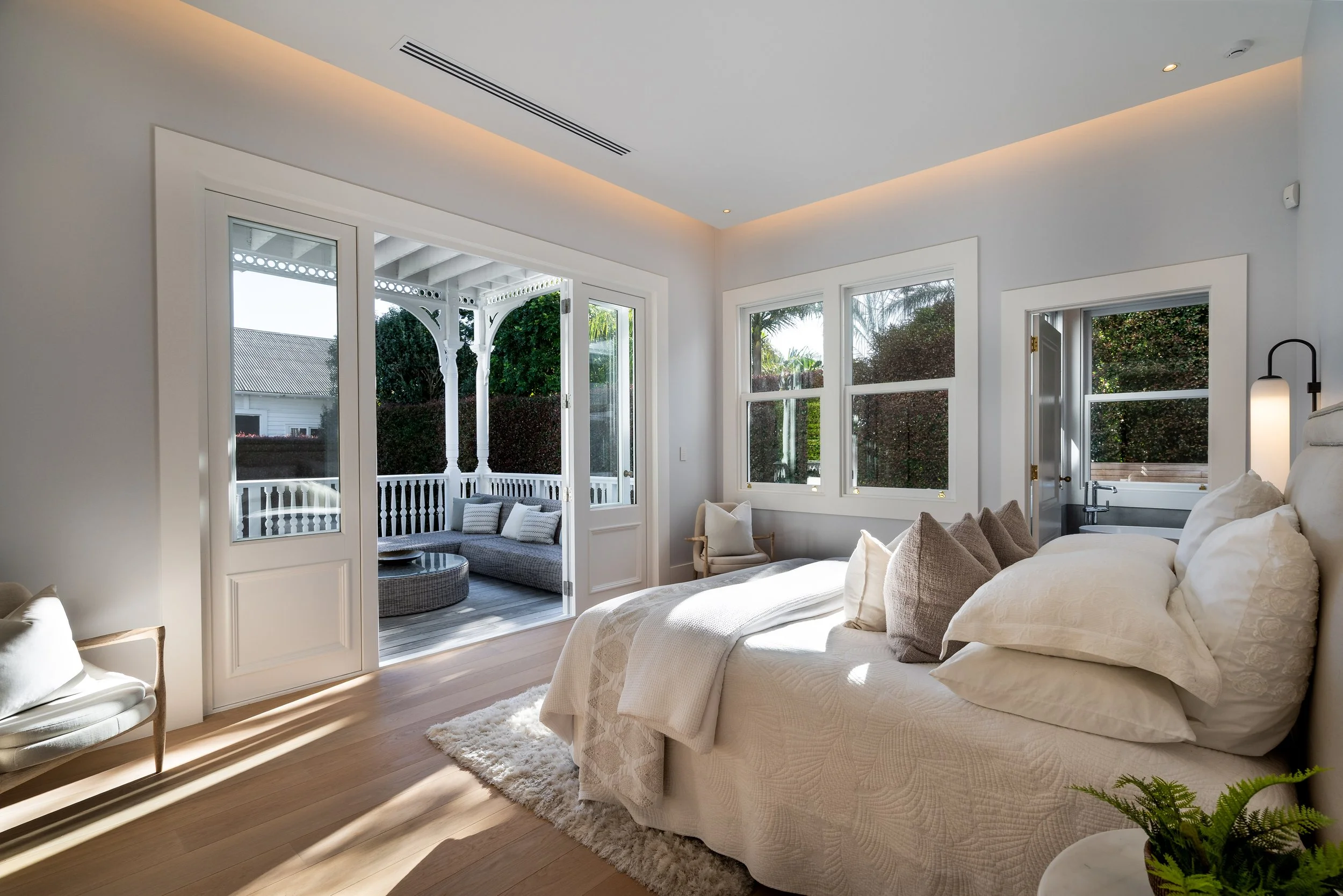 Sunlit and self-contained