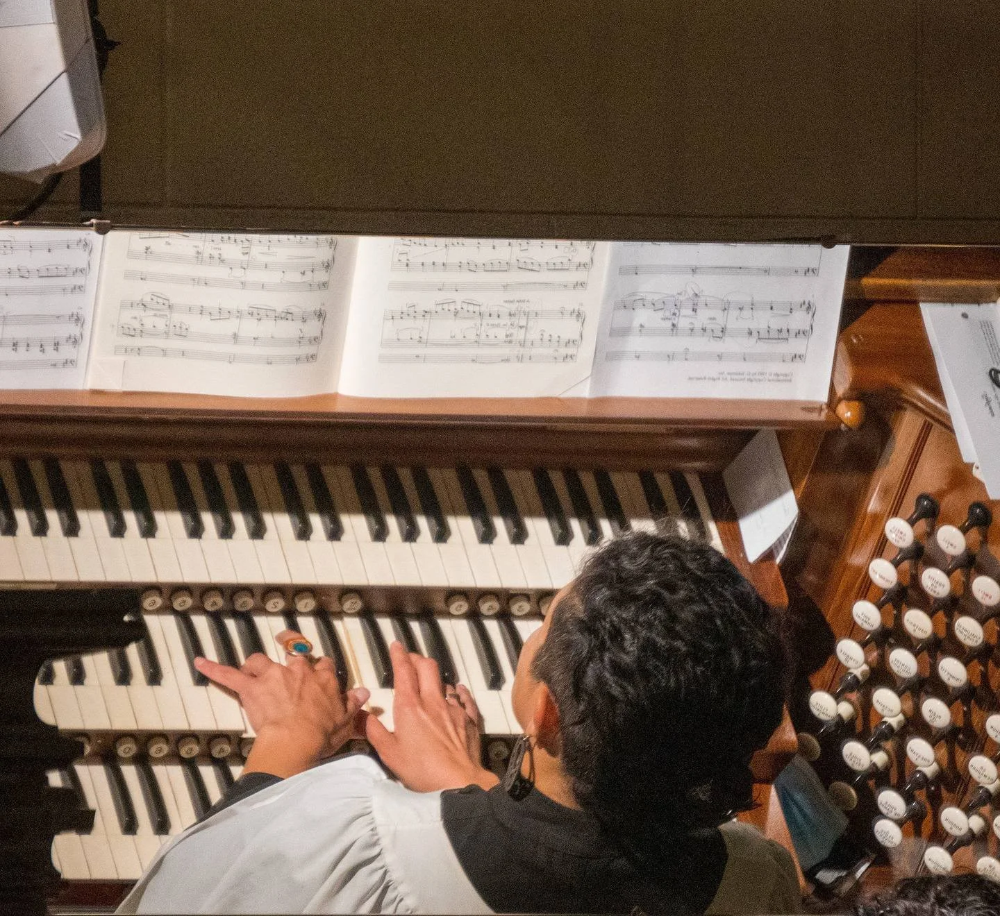An organist playing an organ, view from overhead