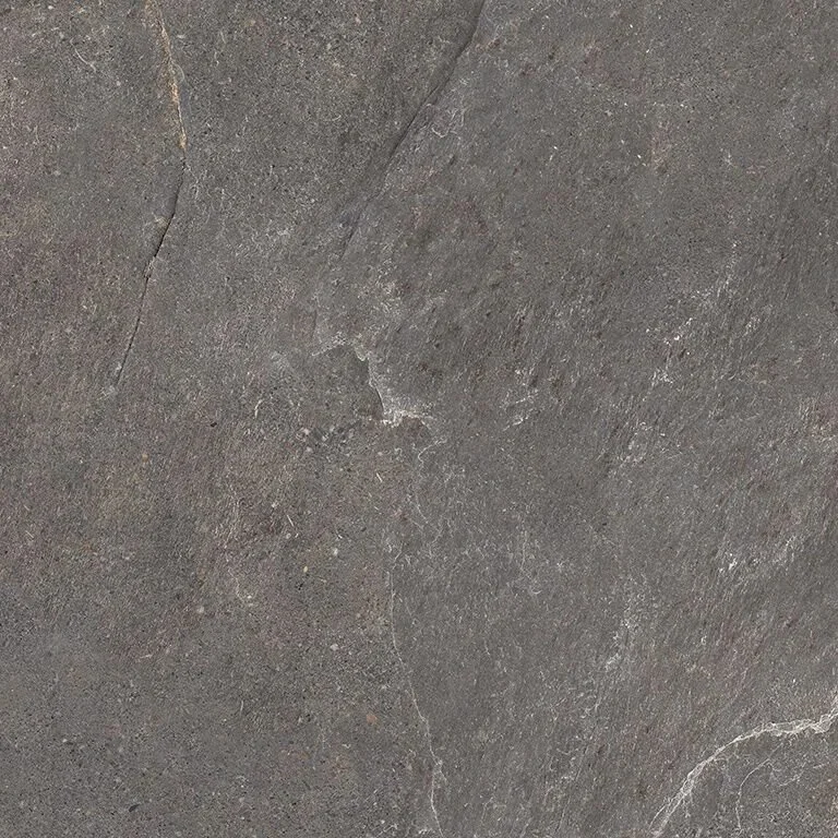 Superficie de piedra gris con vetas blancas y textura áspera.