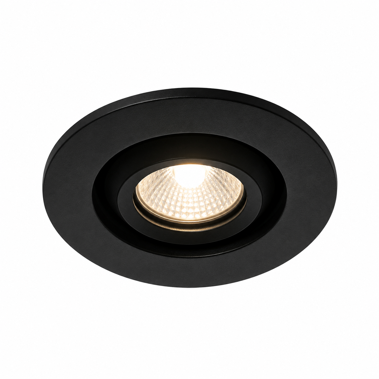 Foco empotrado negro en el techo con luz blanca encendida.