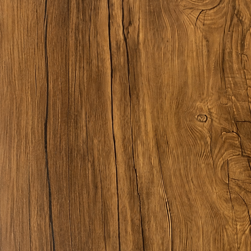 Superficie de madera con vetas y nudos visibles.