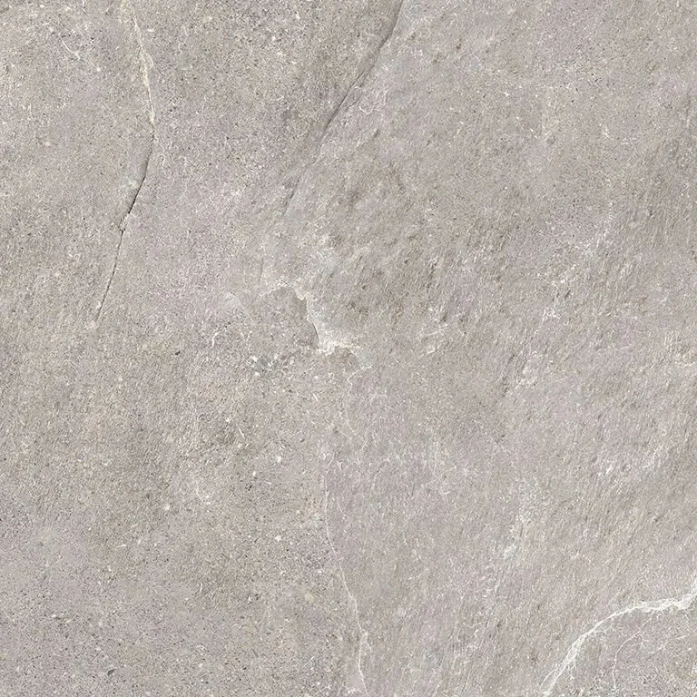 Superficie de piso de piedra gris, con textura áspera y vetas blancas.