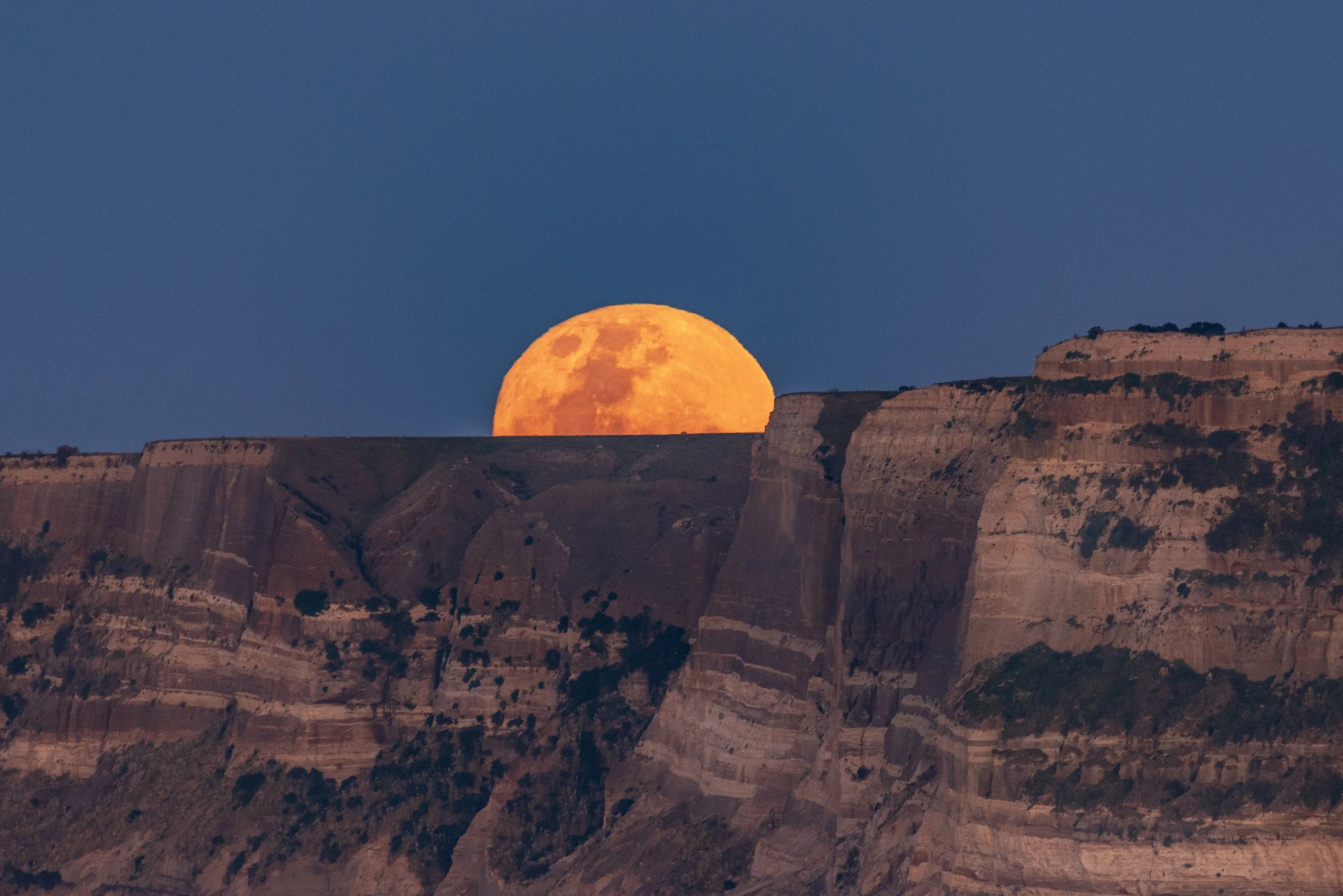 Rise of the super moon over Cape Kidnappers 