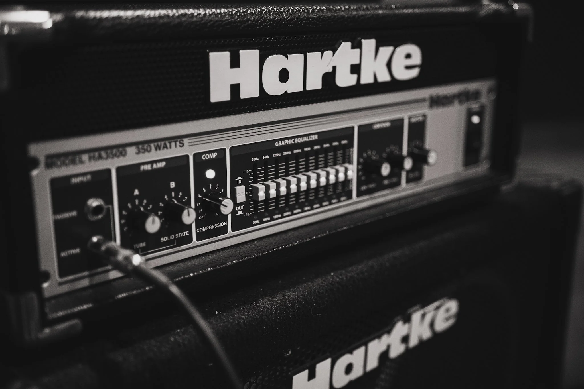ブラックのギターアンプに白い文字で『Harke』と書かれている。