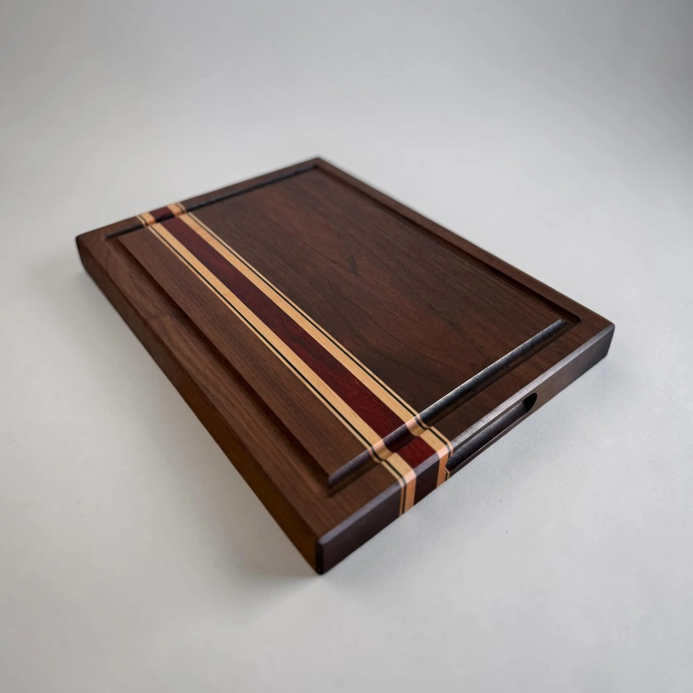 Thick, dark, and handsome. Walnut butcher block with hard maple and padauk splines. So delicious, you might just forget the entree.
.
.
.
#walnutbutcherblock #walnutwood #butcherblock #endgrain #endgraincuttingboard #hardmaple #padauk #exoticwood #wo