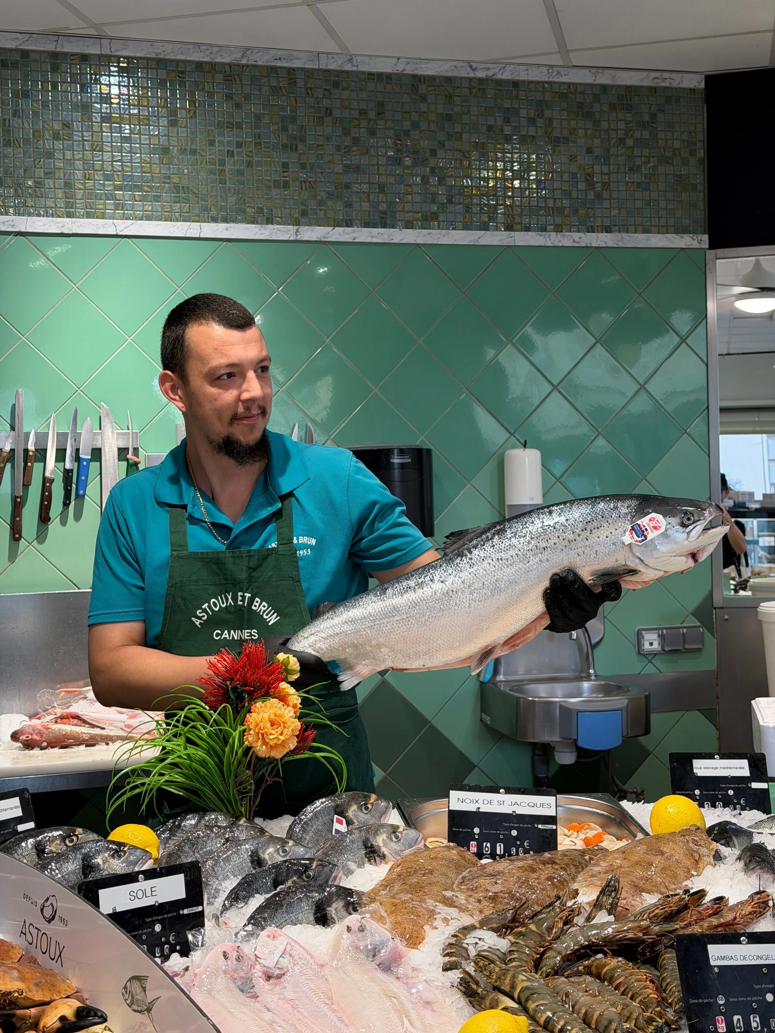 Les arrivages du jour ont parfois de quoi impressionner 🐟👀

📞 04 93 39 98 94
📍 3 rue Louis Blanc, Cannes

#cannes #traiteur #fruitsdemer #poissonnerie