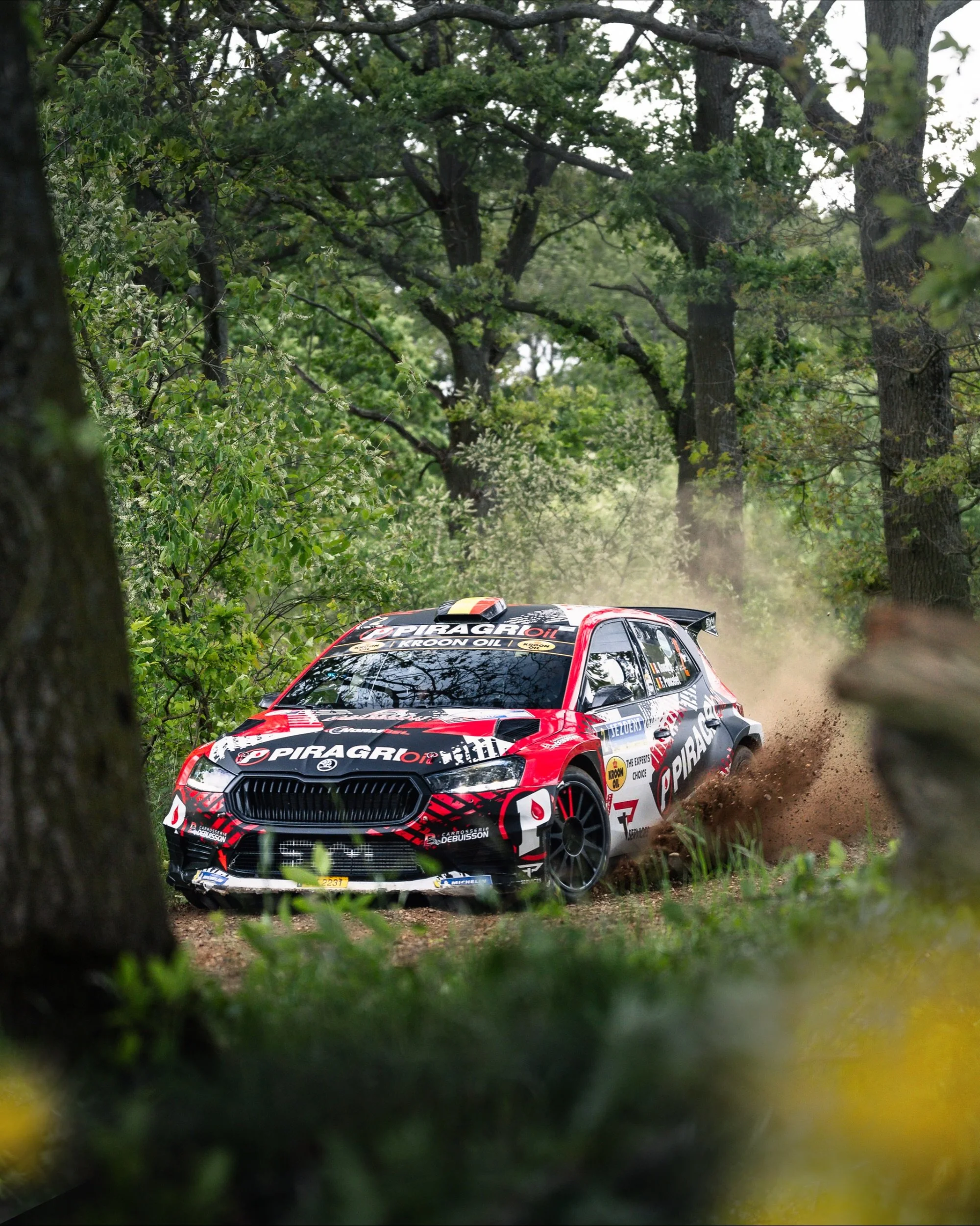 @sezoensrally through the woods around Bocholt. 🌳

Not the dustiest edition, so the typical Sezoens atmosphere had to come from somewhere else. Less flying gravel, more focus on the setting around it. 📸

Narrow roads, dark greens, cars cutting thro