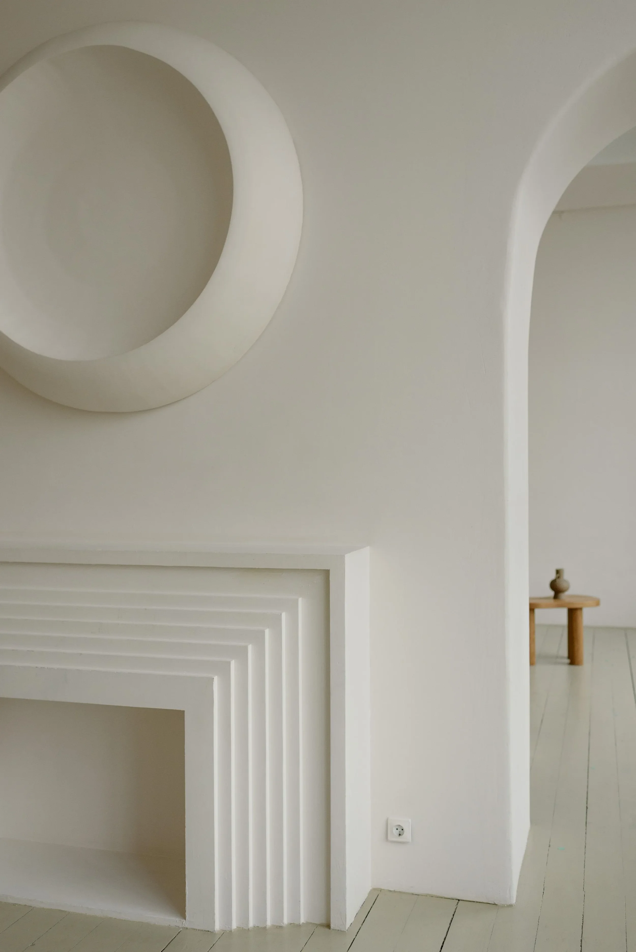 Intérieur d'une pièce blanche immaculée avec un jeu de lignes droites et courbes.