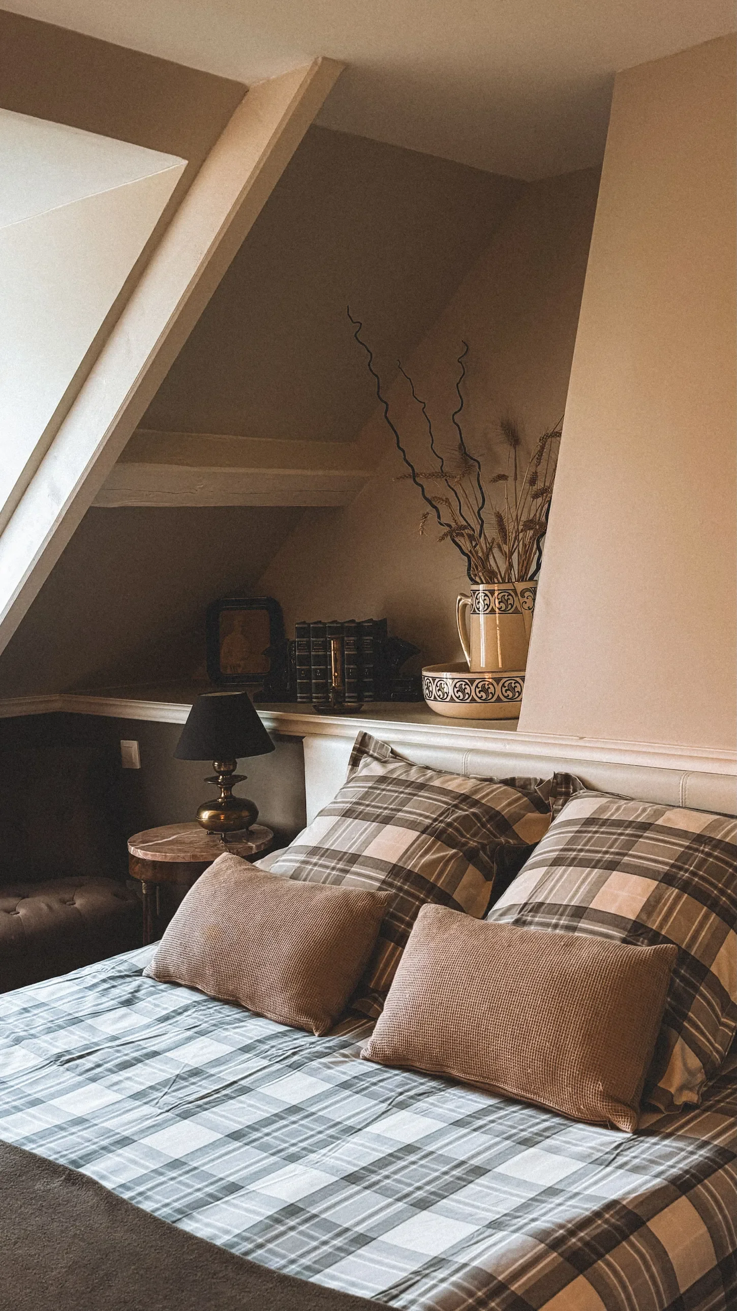 Une chambre cosy sous toit, création sur mesure du tissu à l'agencement. Style écossais.