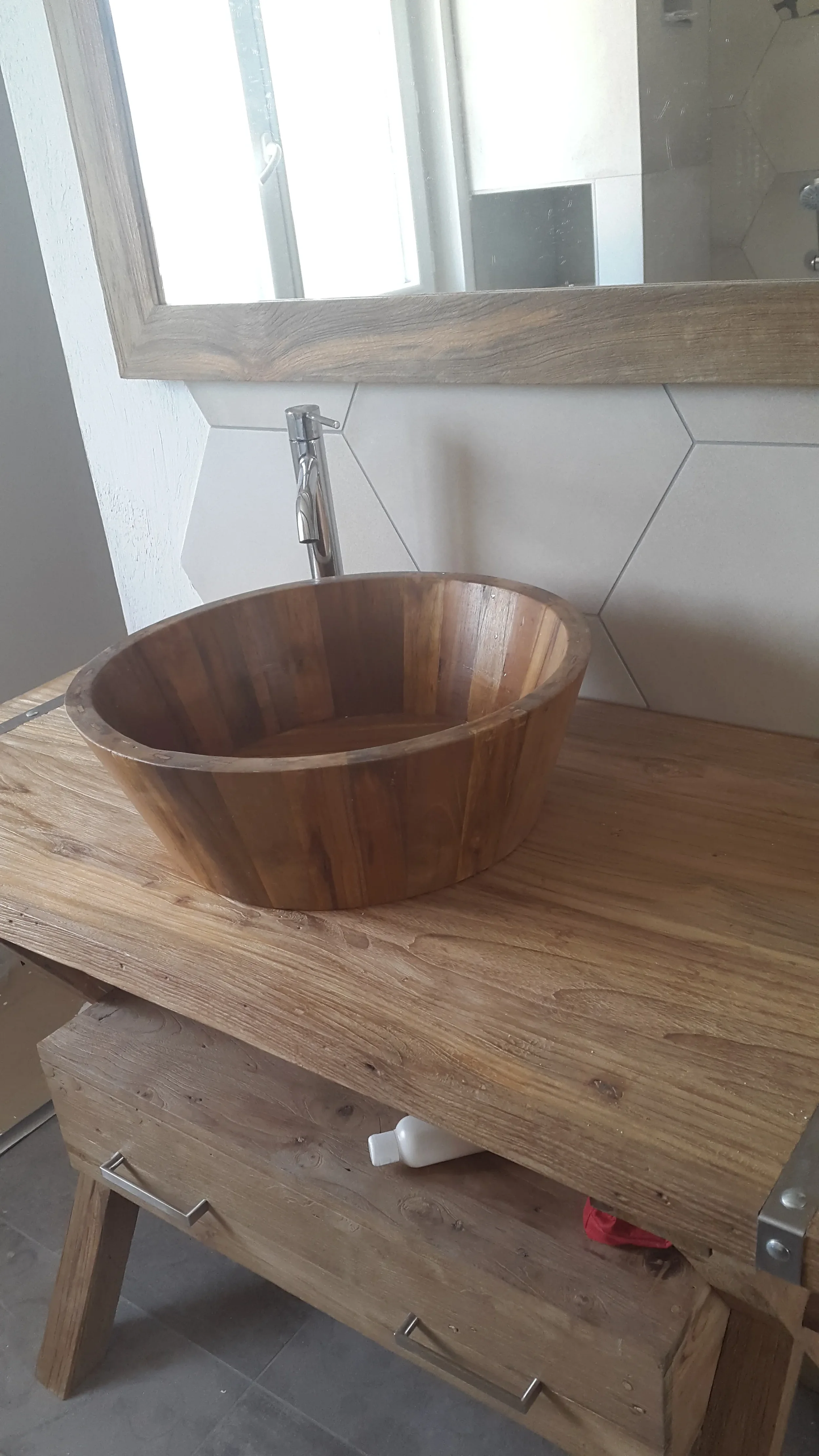 Mobilier et vasque en bois pour la salle de bain d'un particulier en montagne.
