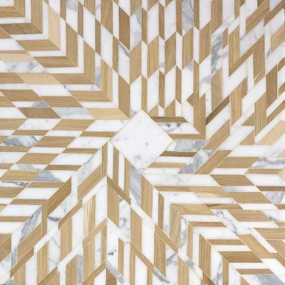 Motif géométrique en terrazzo avec des formes en bois, marbre blanc et gris.