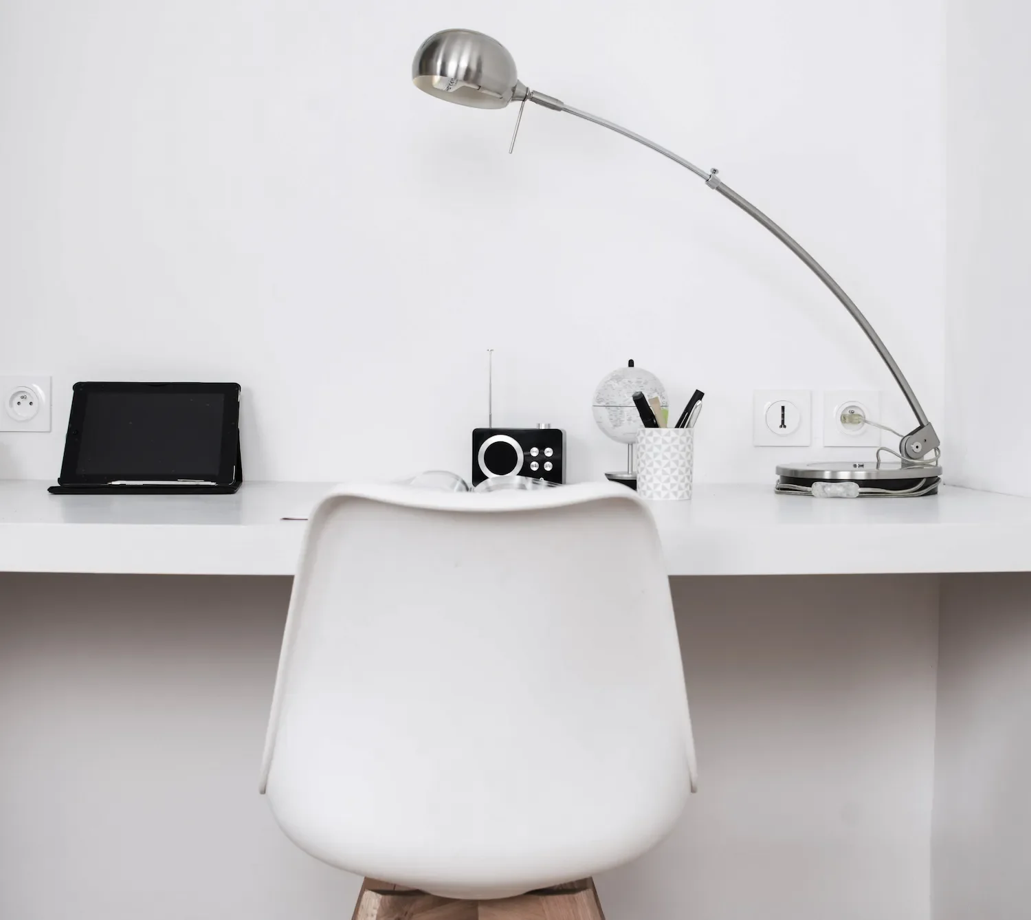 Bureau "black and white"  avec lampe en arc rétro, tablette, radio vintage, pot à crayons .