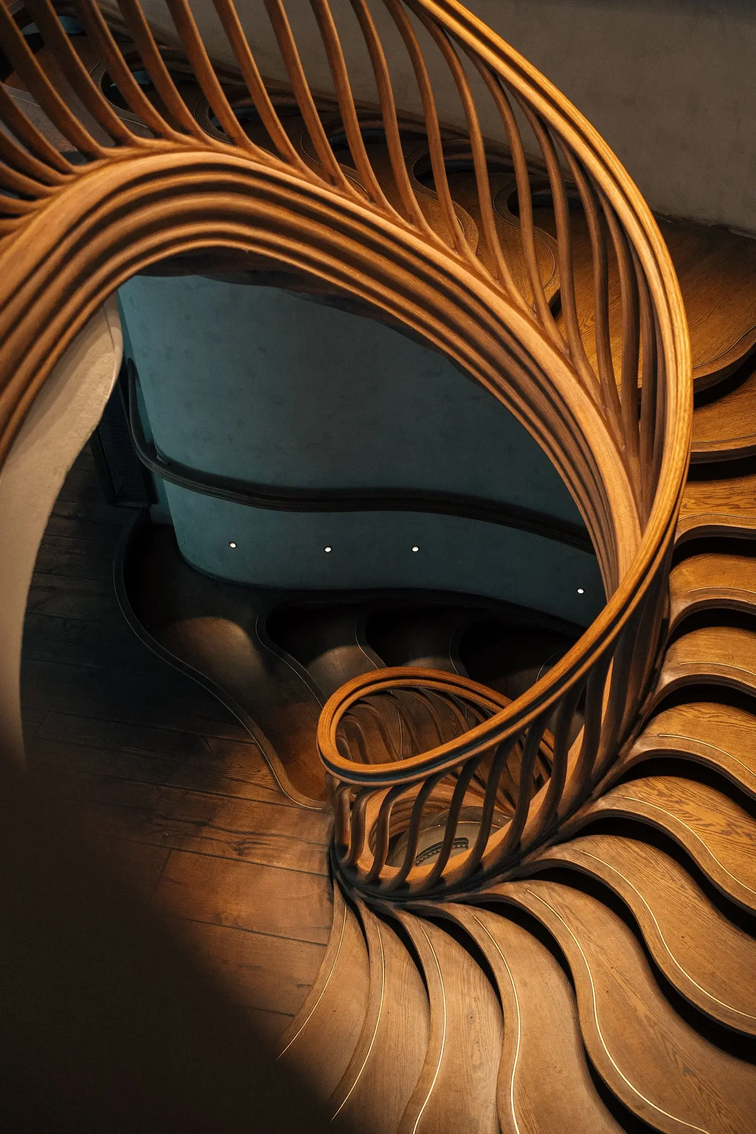 Chaise en bois courbée, vue du dessus avec un design en spirale et un fond en parquet.