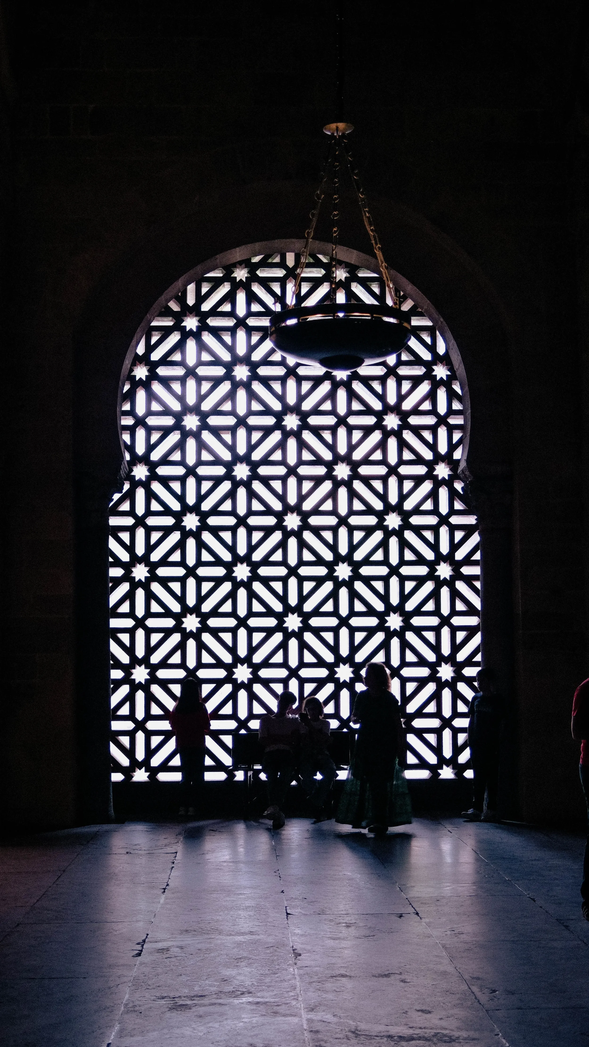 Une grande ouverture ornée d'un moucharabieh enmotif géométrique complexe laisse passer la lumière. Ambiance intime avec de magnifiques jeux d'ombres et de lumière.
