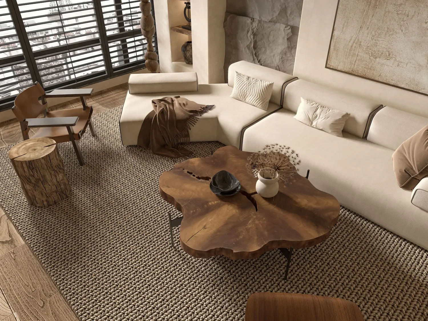 Salon avec un canapé blanc, une table en bois sculpté, deux chaises en bois, un tapis en laine épais, et une fenêtre avec des volets en bois.