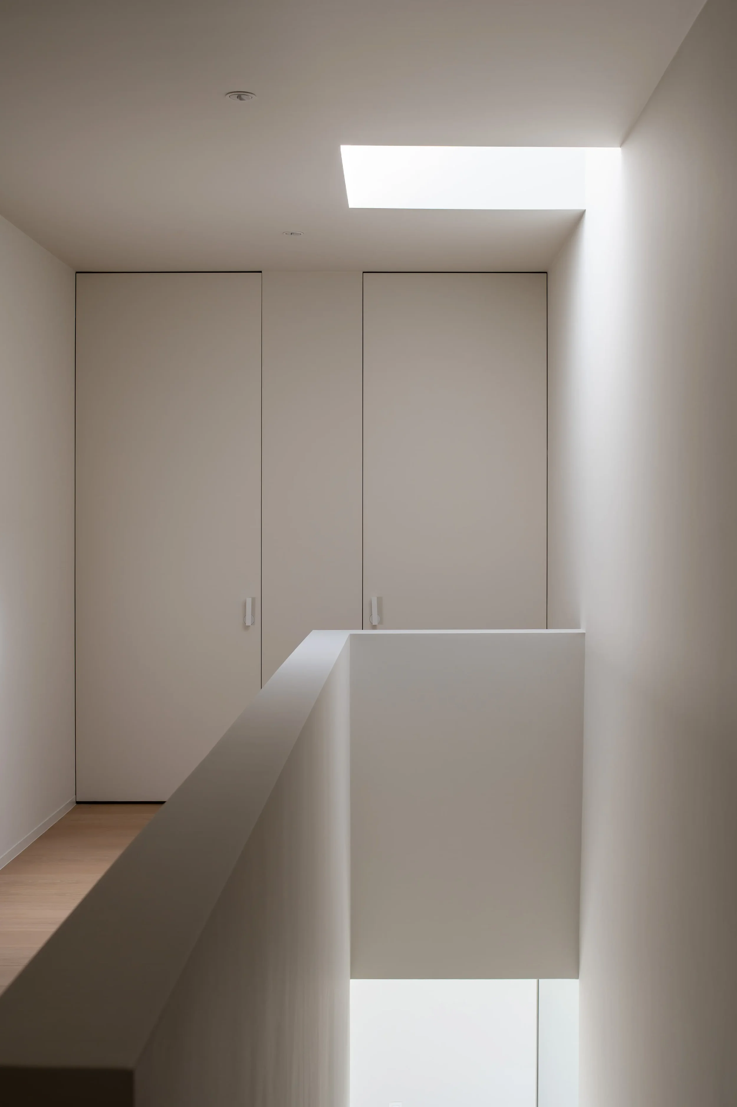 interieur nachthal met borstwering uitgepleisterd en zenitaal licht, daklicht alsook plafondhoge binnendeuren