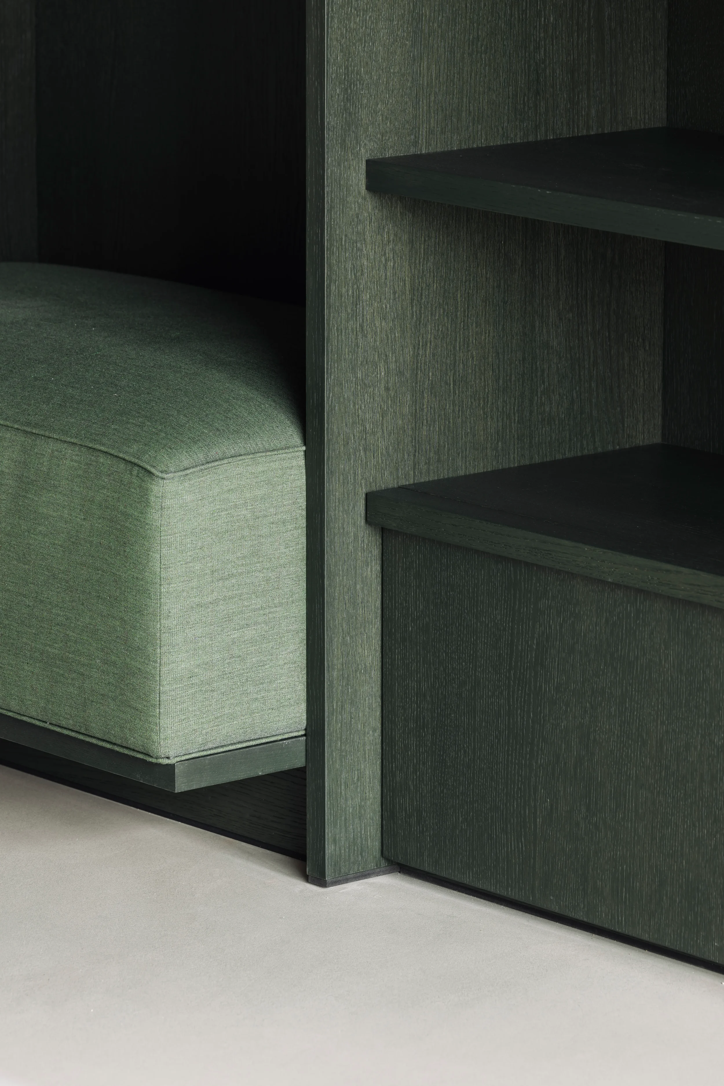 Apotheek Storme te Melsen - detail van wachtbank in eikfineer en kussens in kvadrat stof