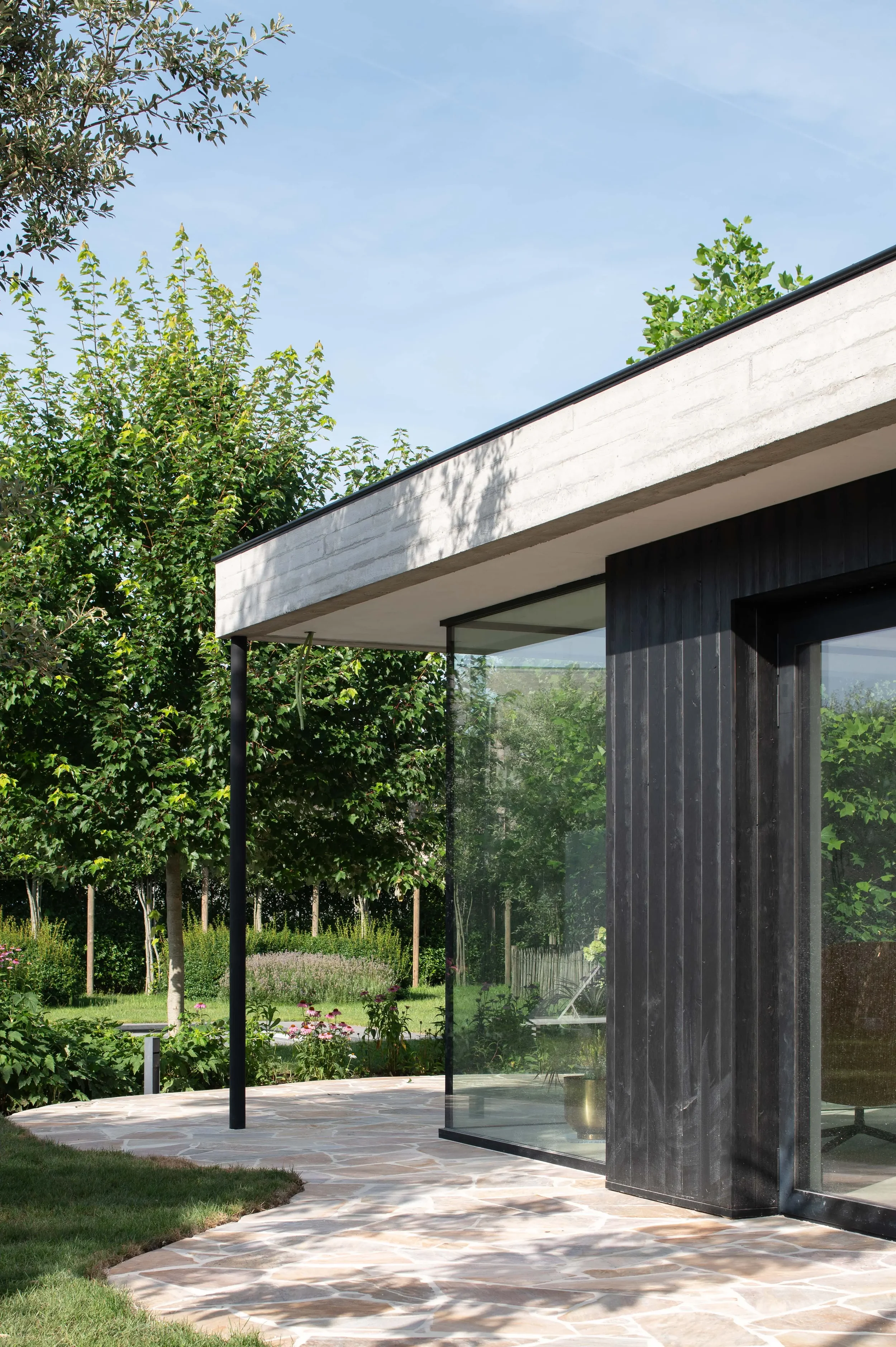 uitbreiding eengezinswoning omgeven door reeds aangelegde tuin