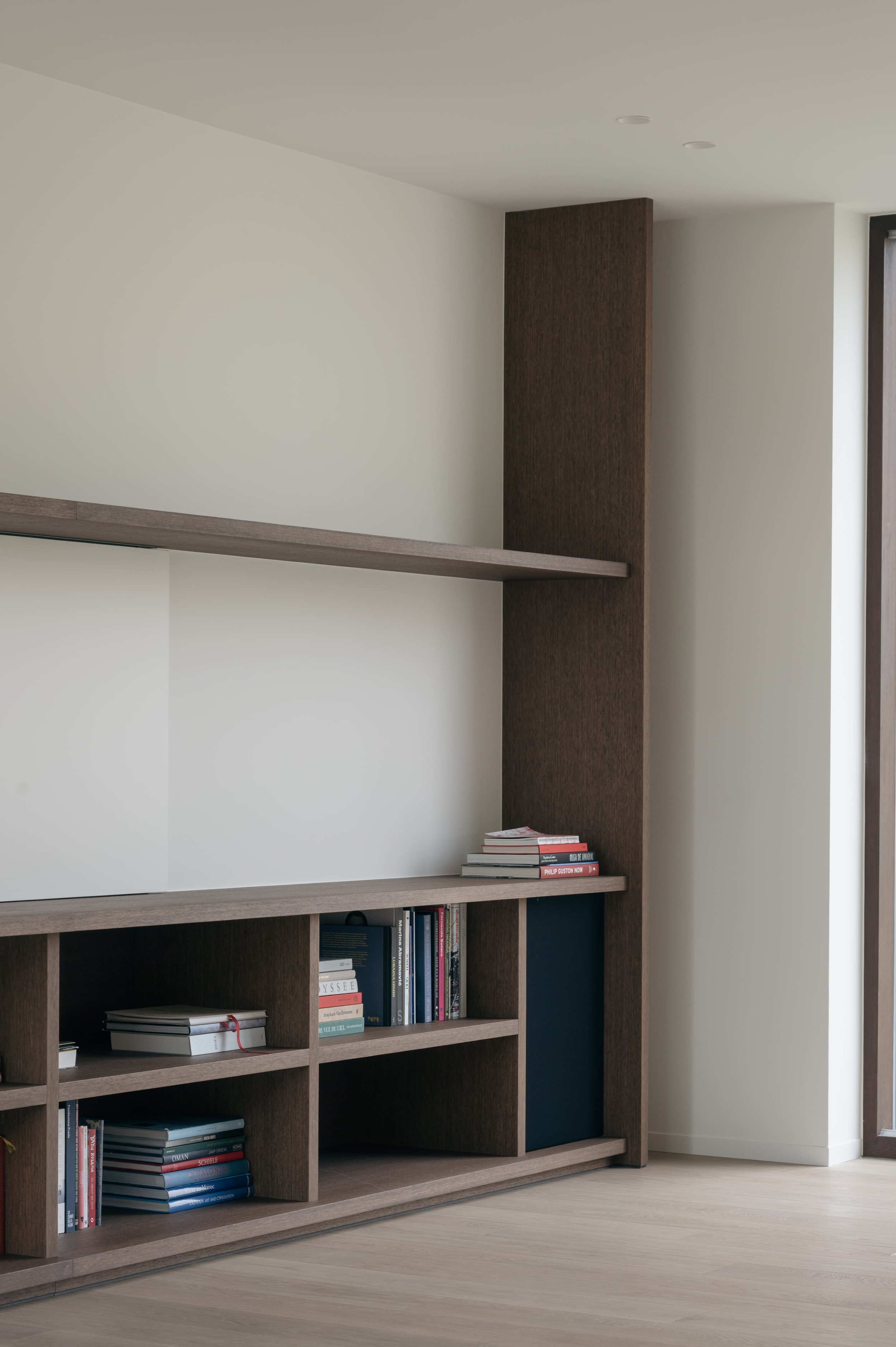 Interieur woning Drongen — woonkamer tv-kast en bibliotheek — architect Bart Van Wetter