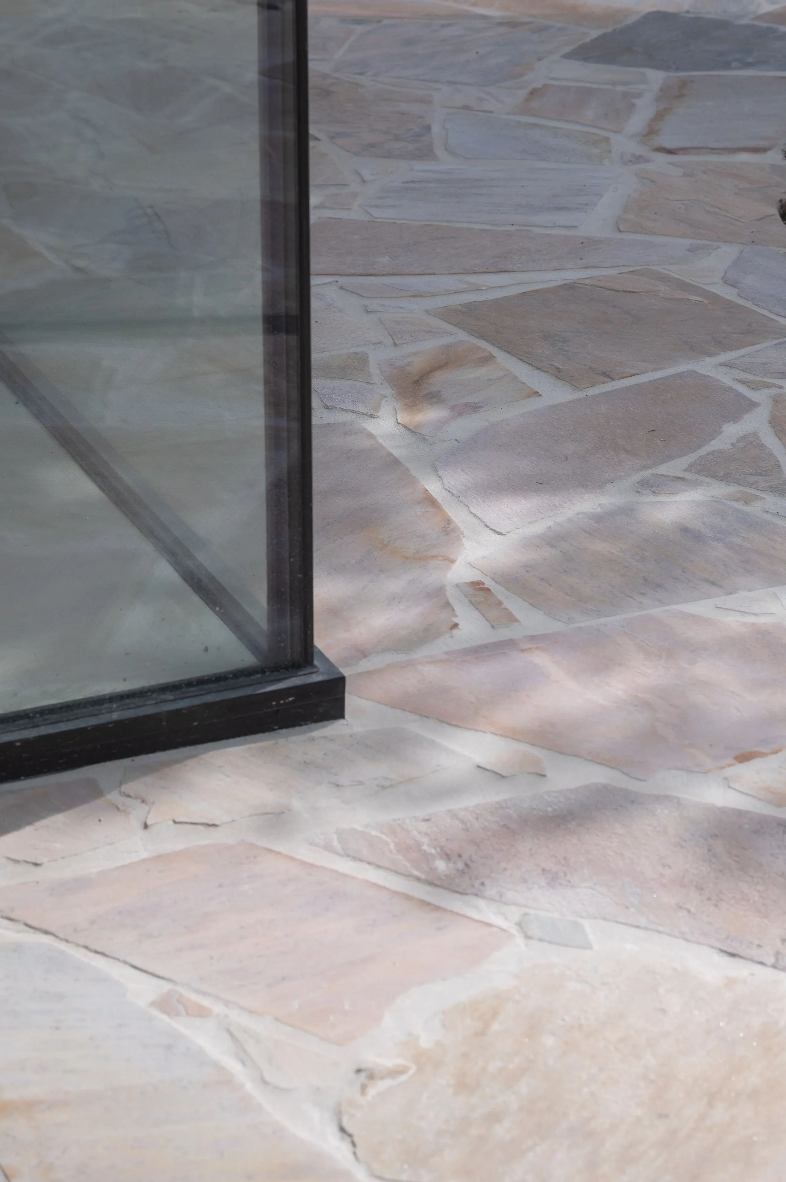 detail aansluiting van ramen met terras in flagstones