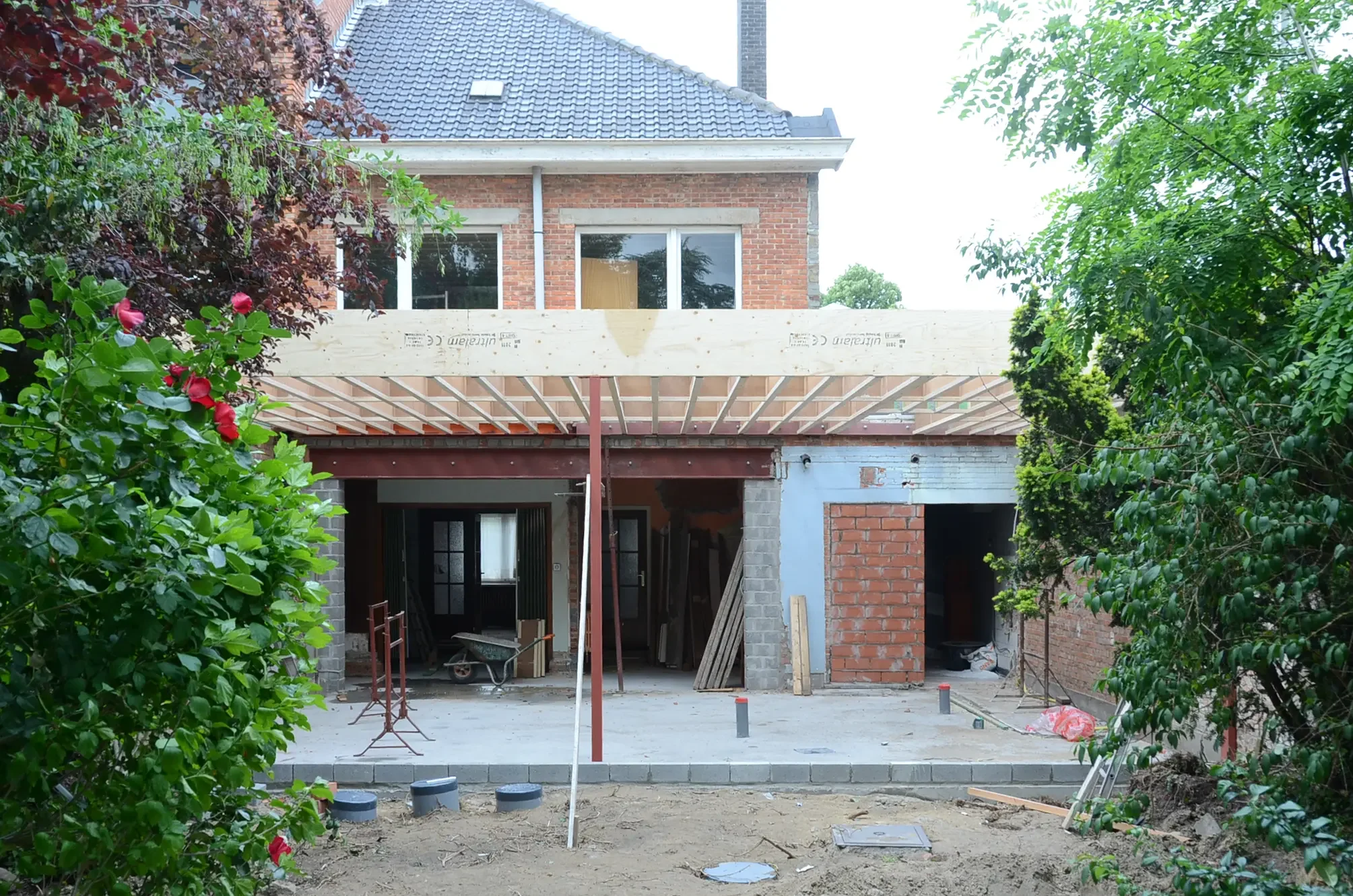 Achtergevel van de woning tijdens de renovatiewerken