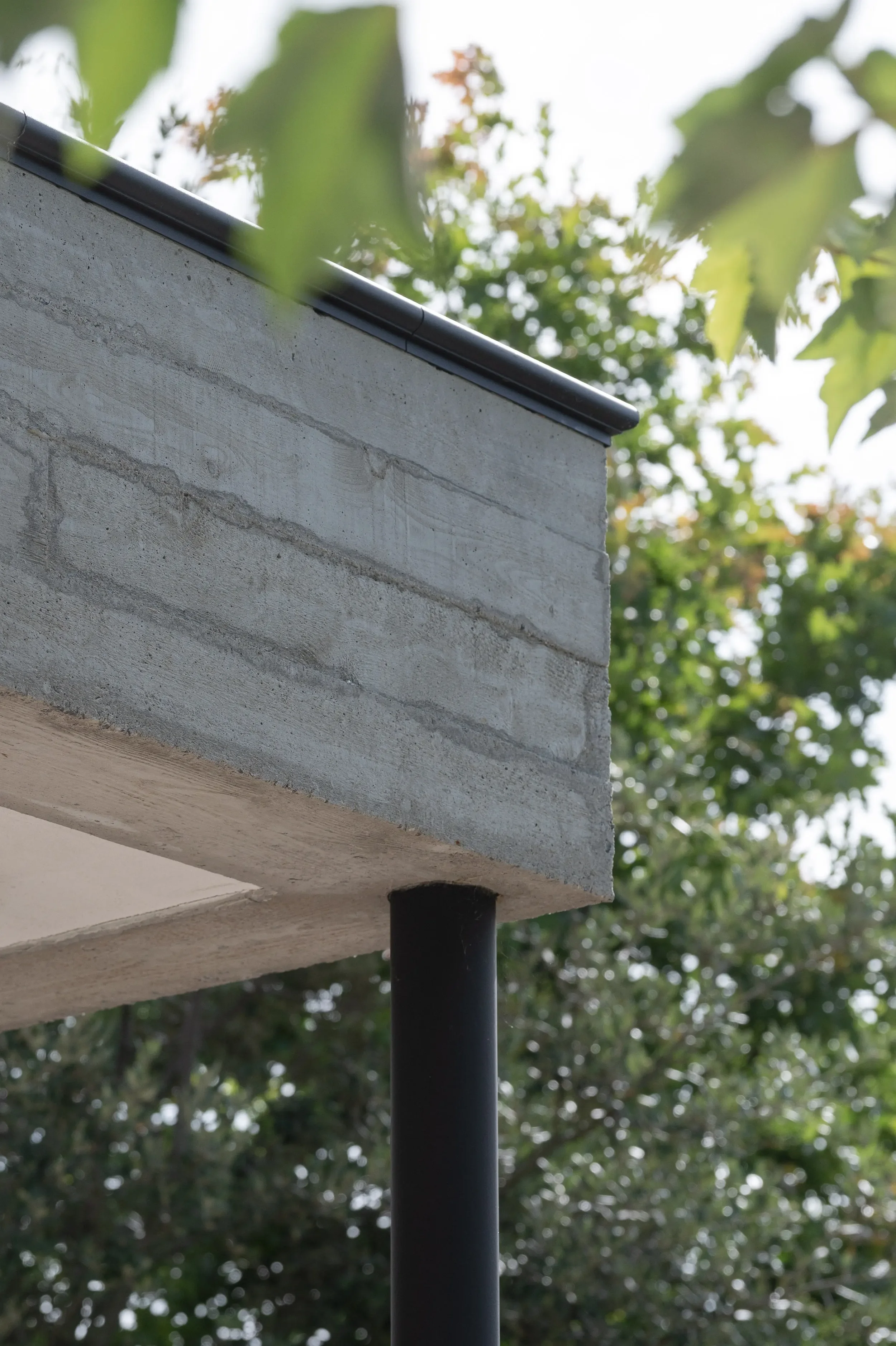 uitbreiding woning - detail van luifel in zichtbeton