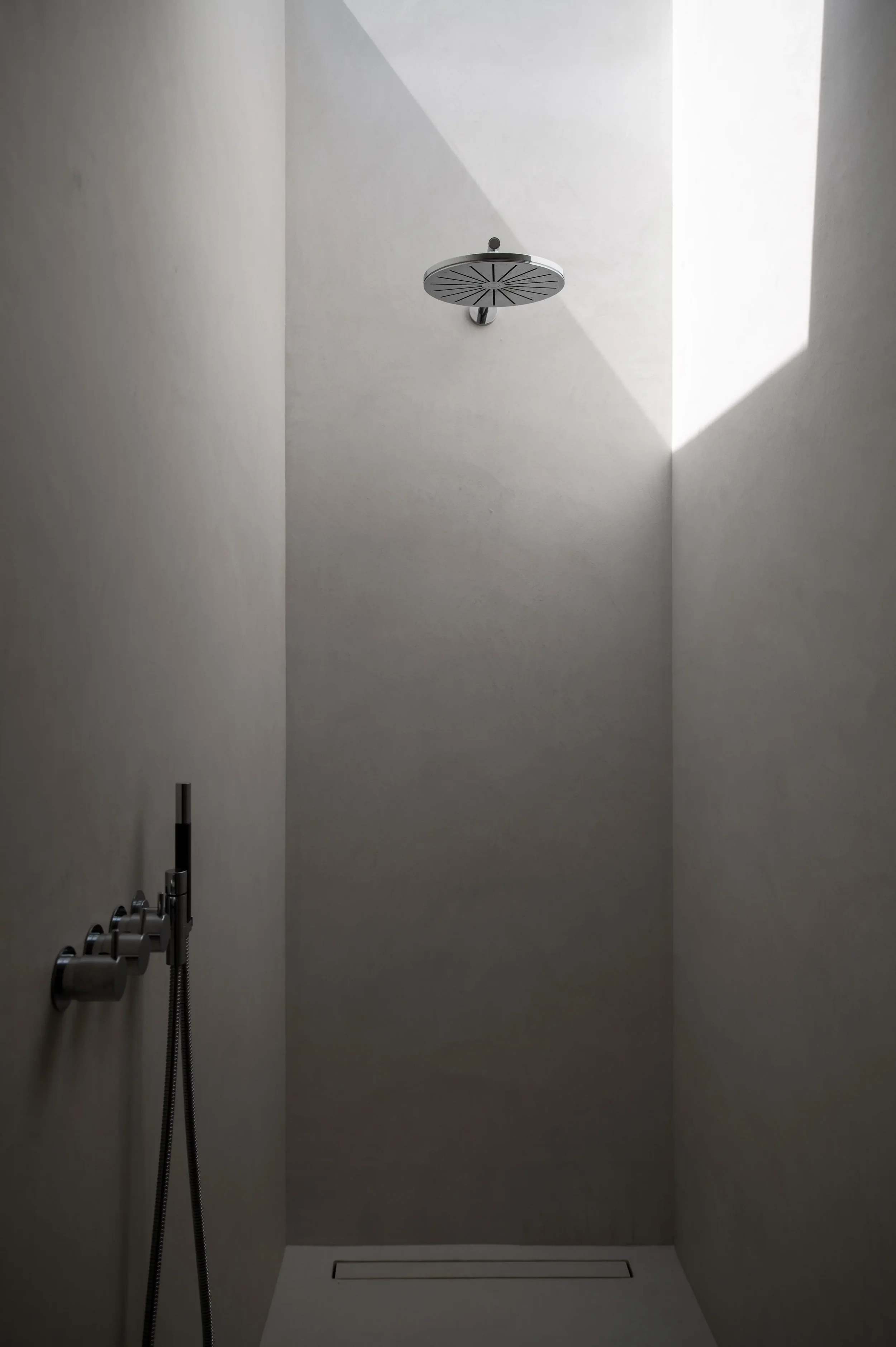 interieur badkamer zicht op douche met zenitaal licht - inbouw kraanwerk vola