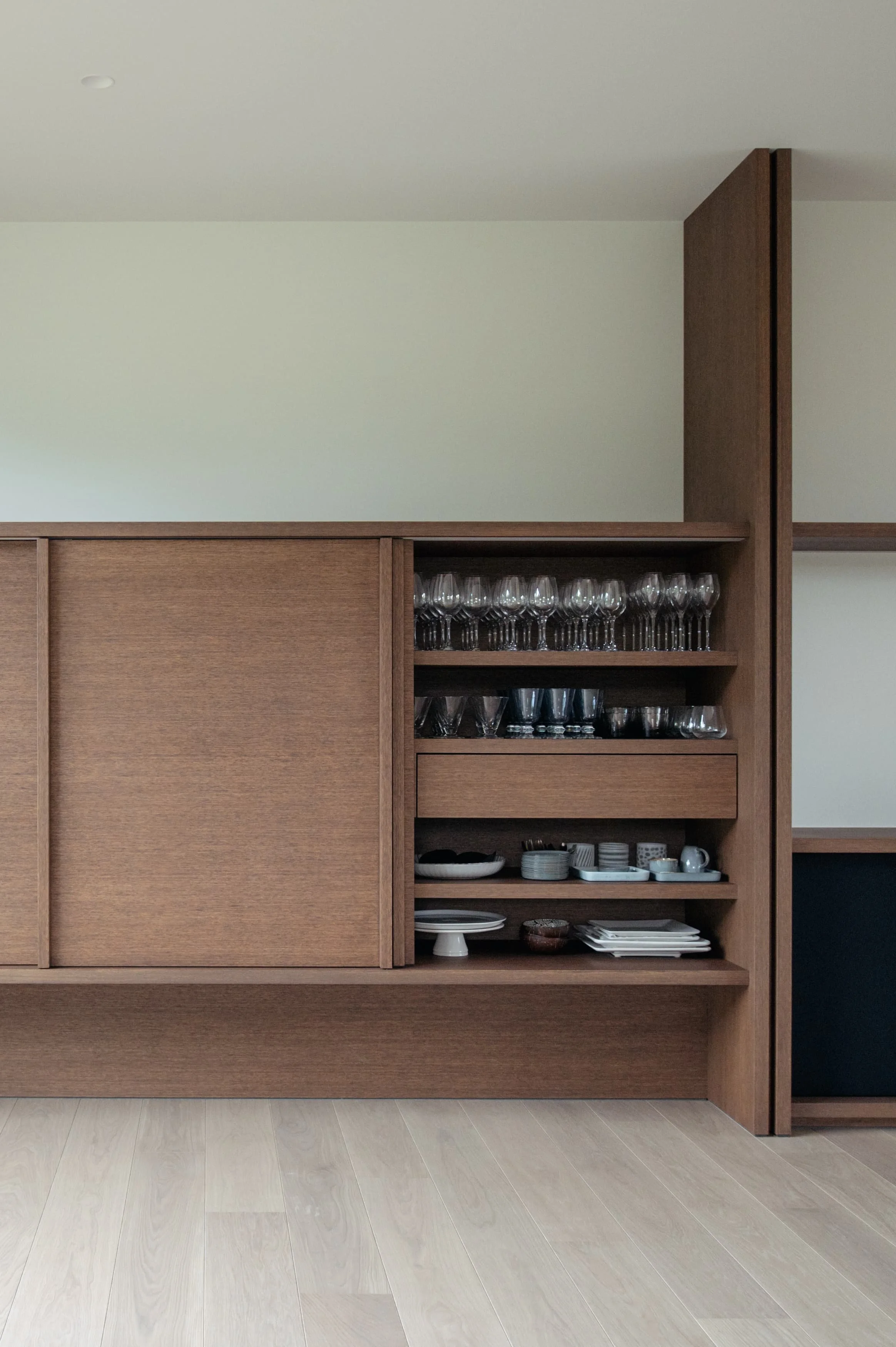 Interieur woning Drongen — koppeling eetkamer en woonkamer — architect Bart Van Wetter