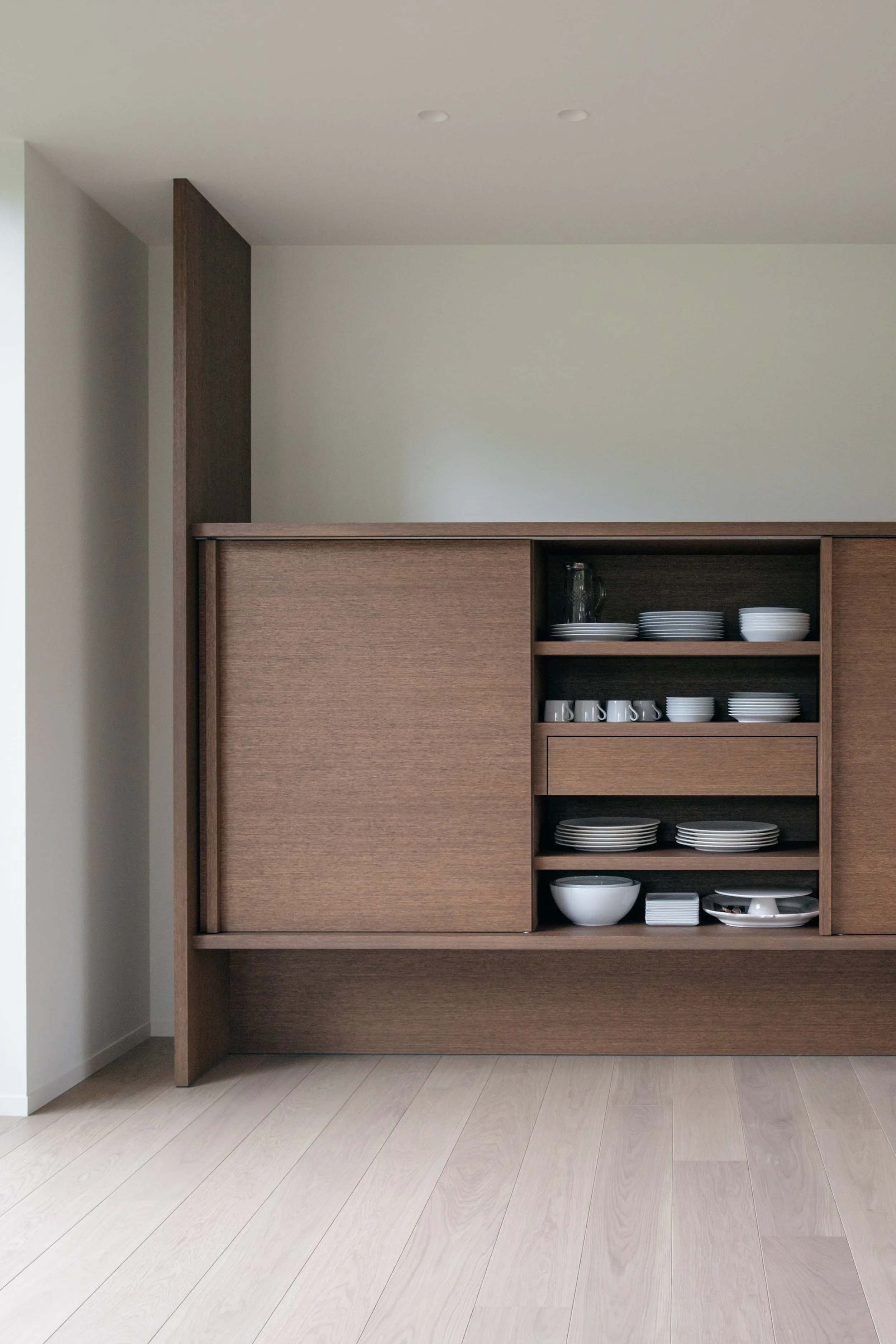 Interieur woning Drongen — eetkamer open kast — architect Bart Van Wetter