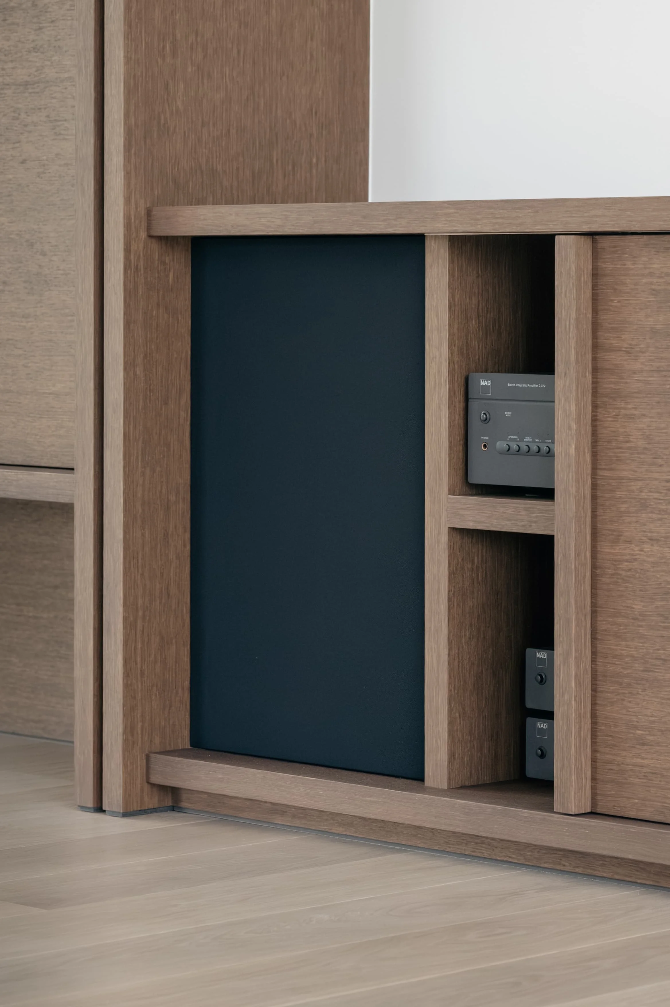 Interieur woning Drongen — woonkamer luidspreker hifi — architect Bart Van Wetter