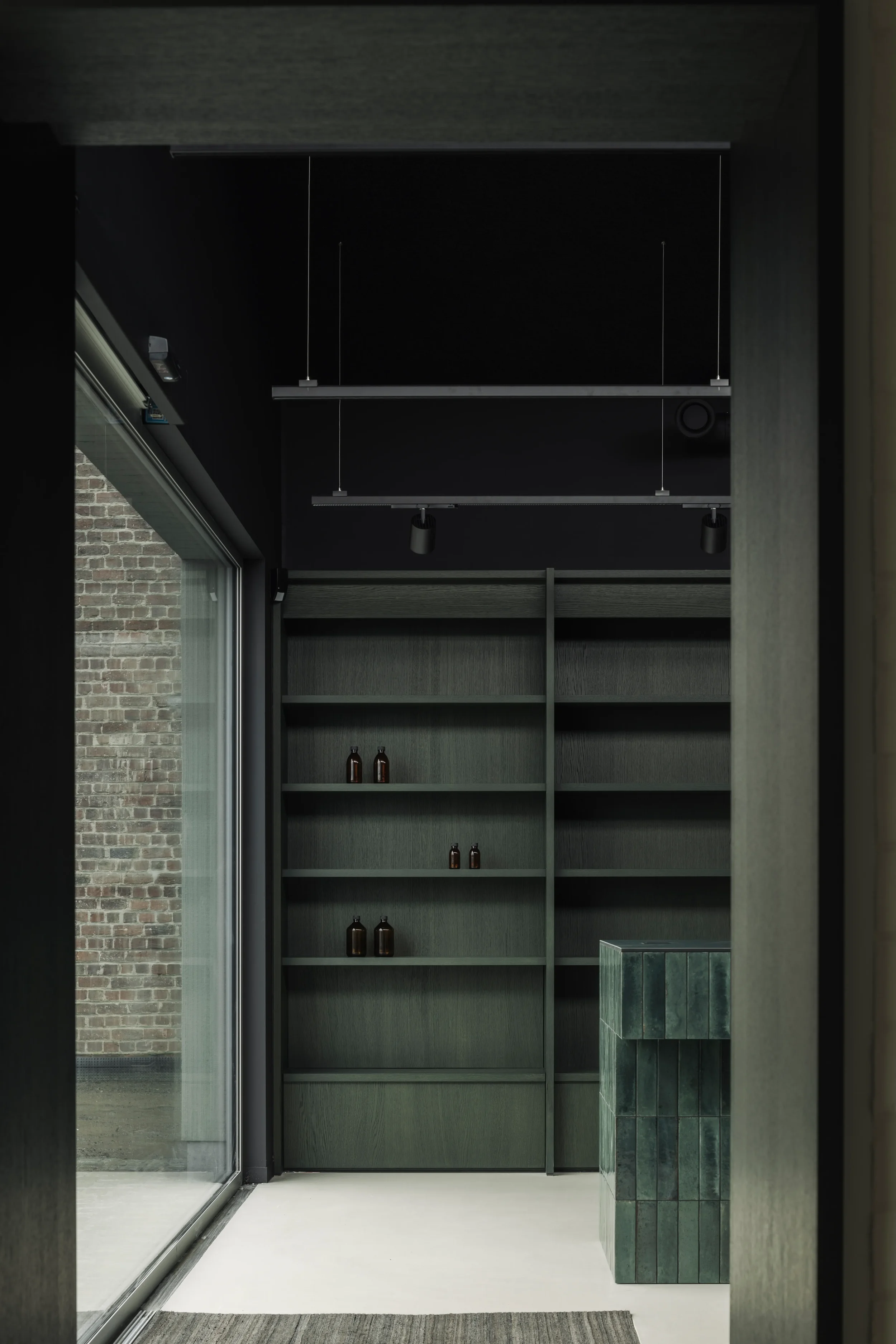 Interieur-Storme-Melsen-presentatiewand-eikfineer-gietvloer