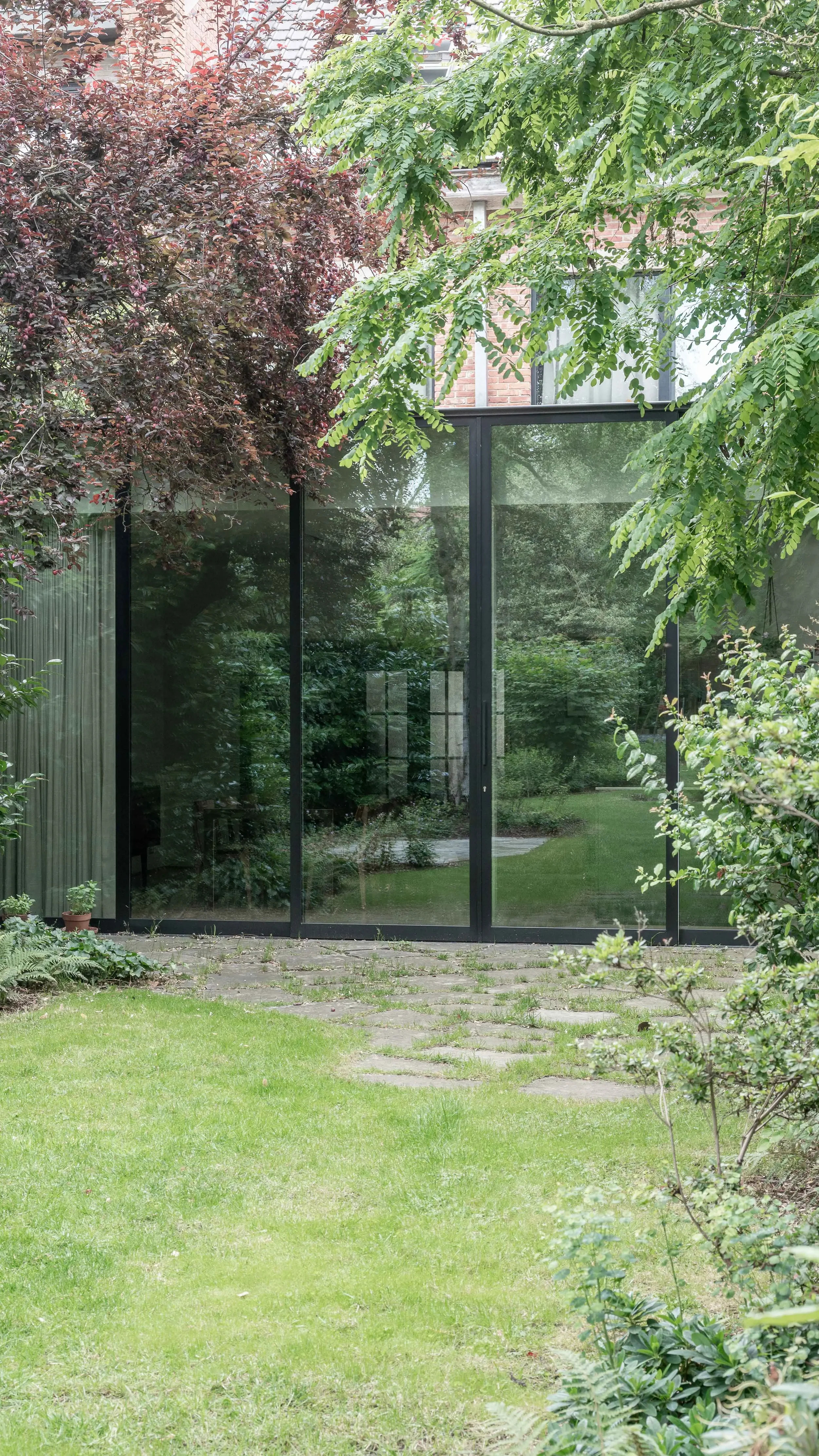Verbouwing woning Sint-Amandsberg — achtergevel in stalen ramen — architect Bart Van Wetter