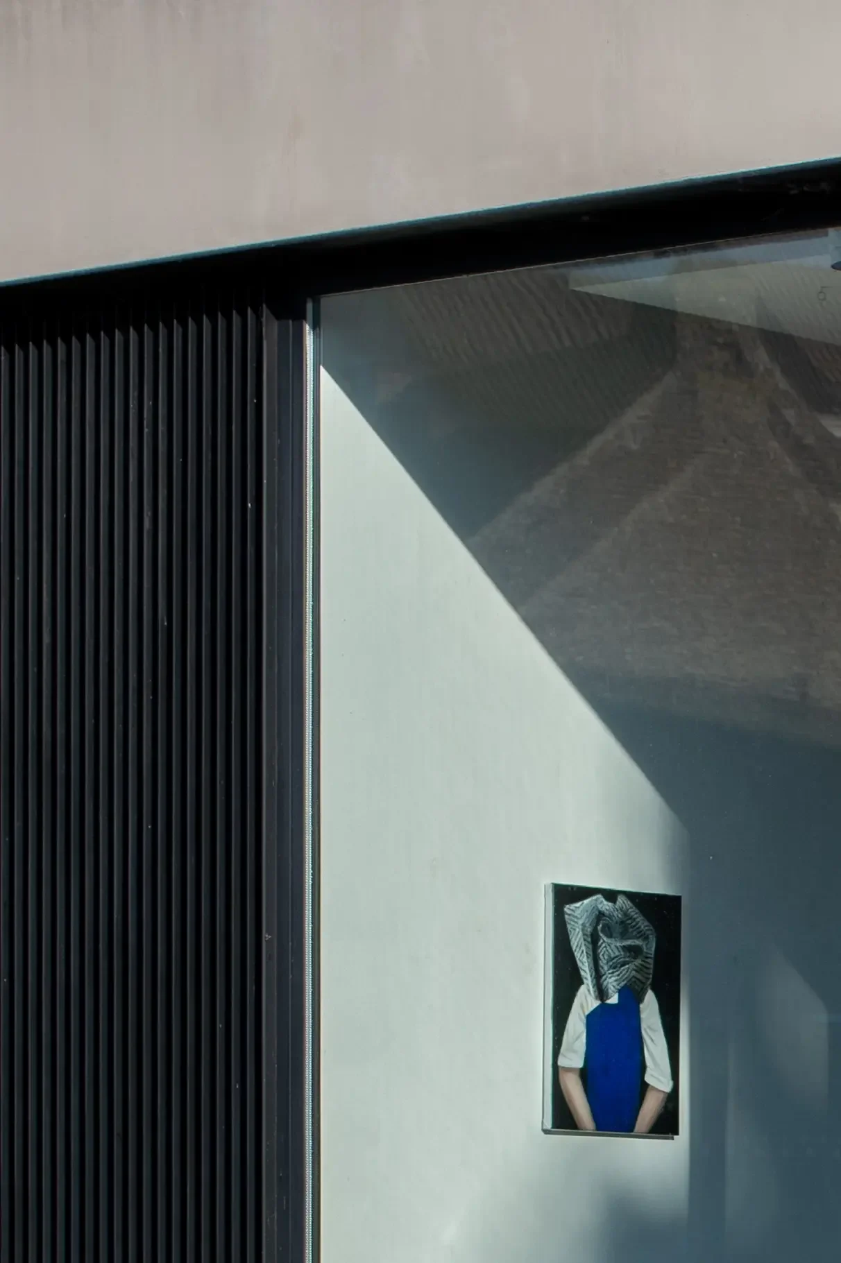 Cecilia Jaime Galery detail gevel lichtinval op kunstwerk