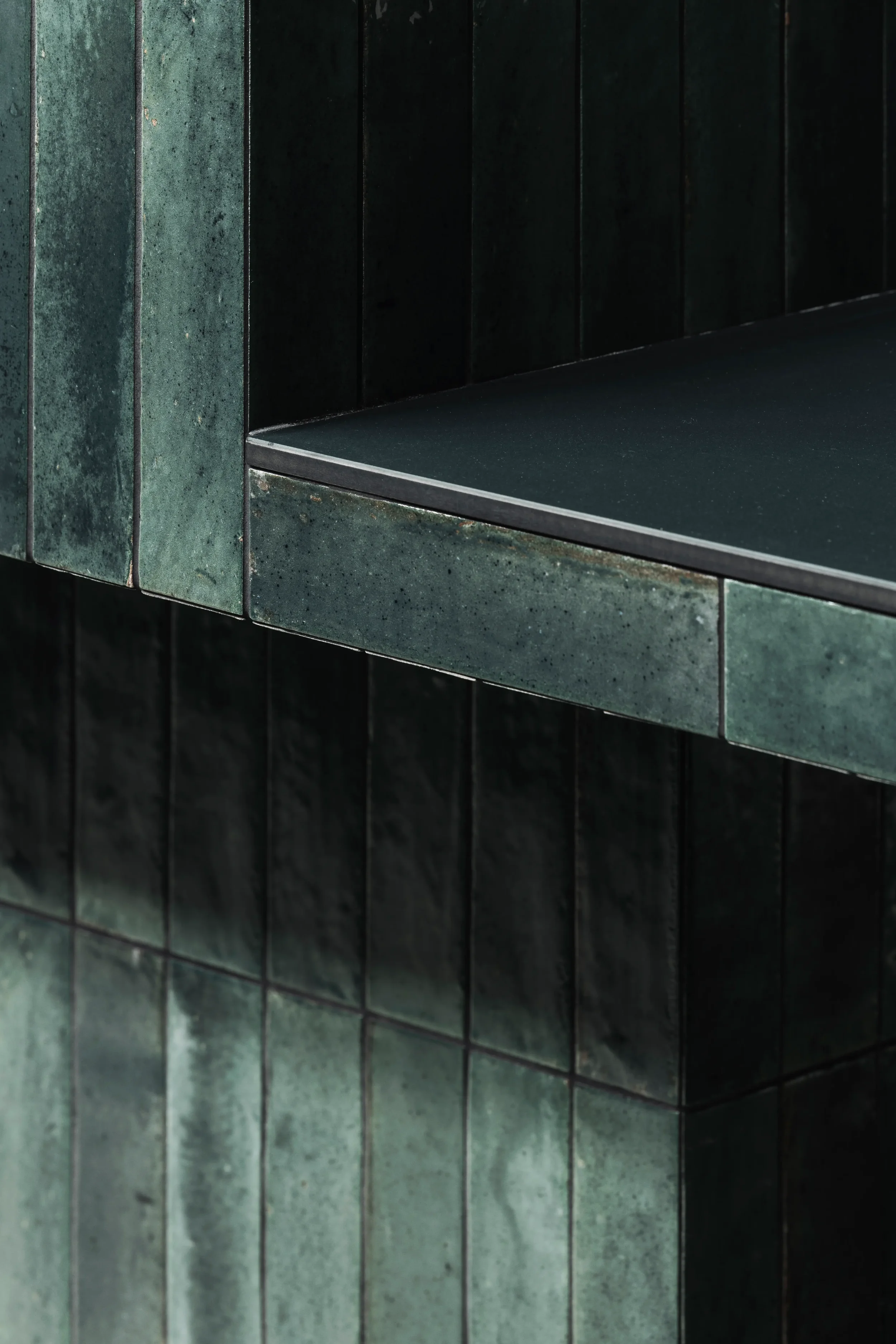 Apotheek Storme te Melsen - detail van balie in groene tegels van Marazzi