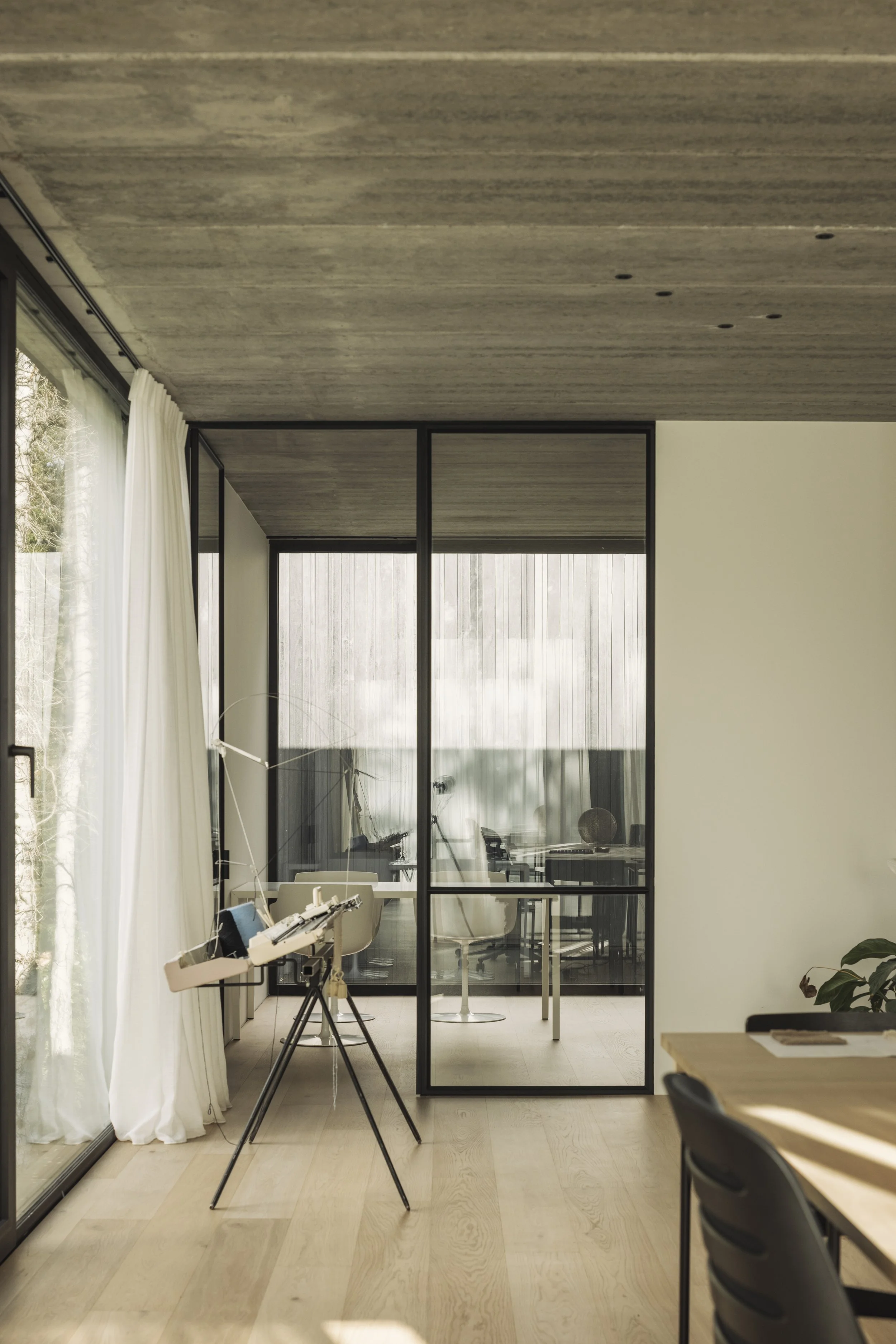 Nieuwbouw eengezinswoning Brasschaat - Maison Tricot offices - zicht op vergaderruimte
