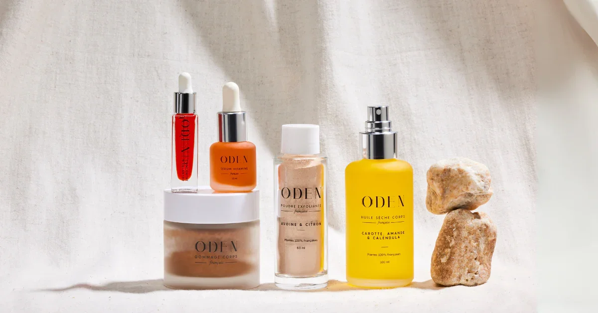 Produits de soin avec deux pierres naturelles sur un fond clair
