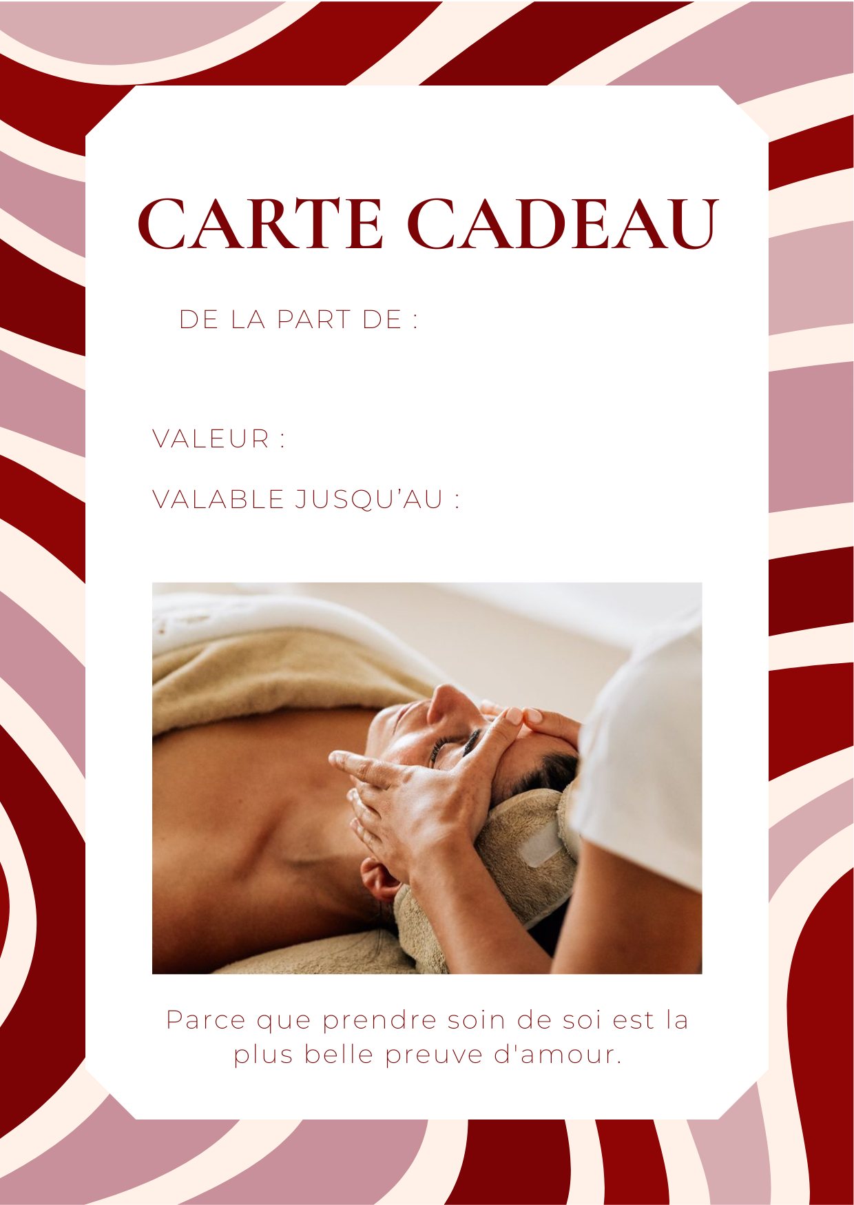 Carte cadeau pour un massage relaxant, avec une image d'une personne recevant un massage facial, entourée d'un fond à motifs de rayures roses, rouges et blanches.