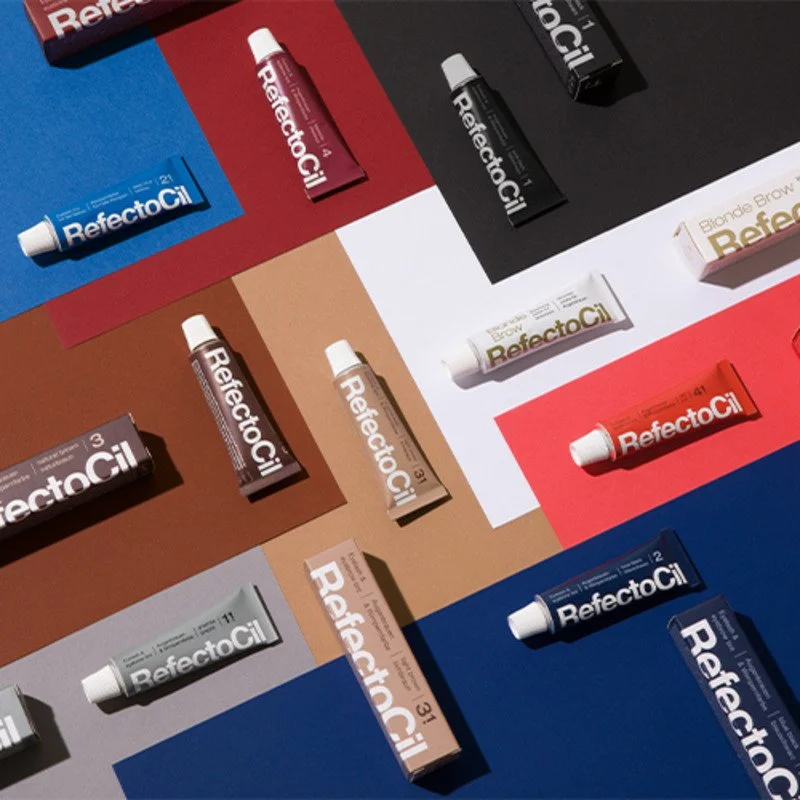 Différents tubes de crème RefectoCil en différentes couleurs et numéros, avec des fonds colorés variés.